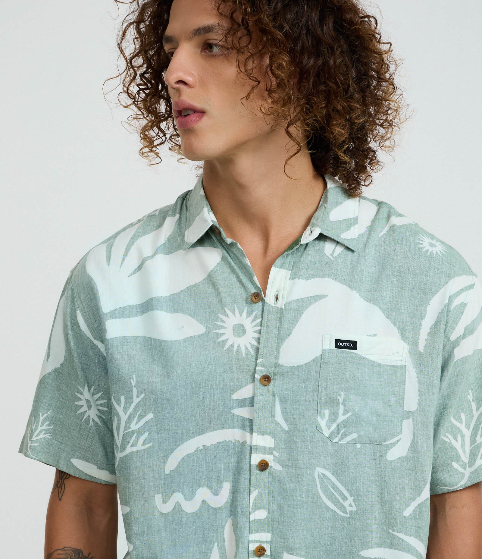 Camisa Relaxed em Tricoline com Estampa de Folhagens e Bolso Verde 4
