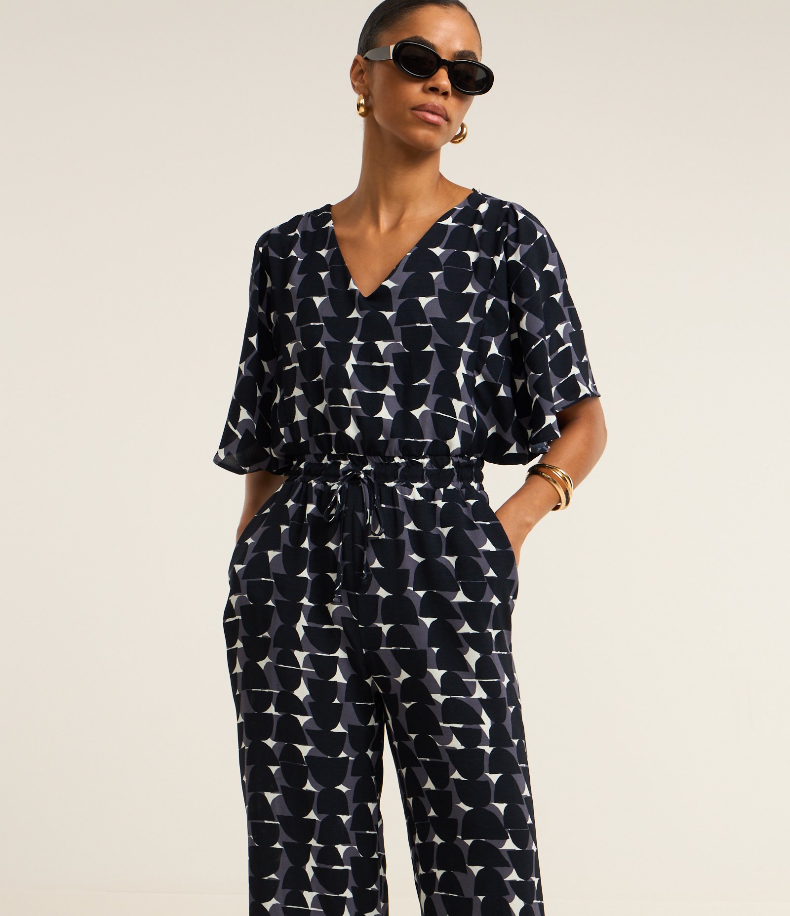 Macacão Airflow com Decote em V Amarração e Estampa Geométrica Azul 1