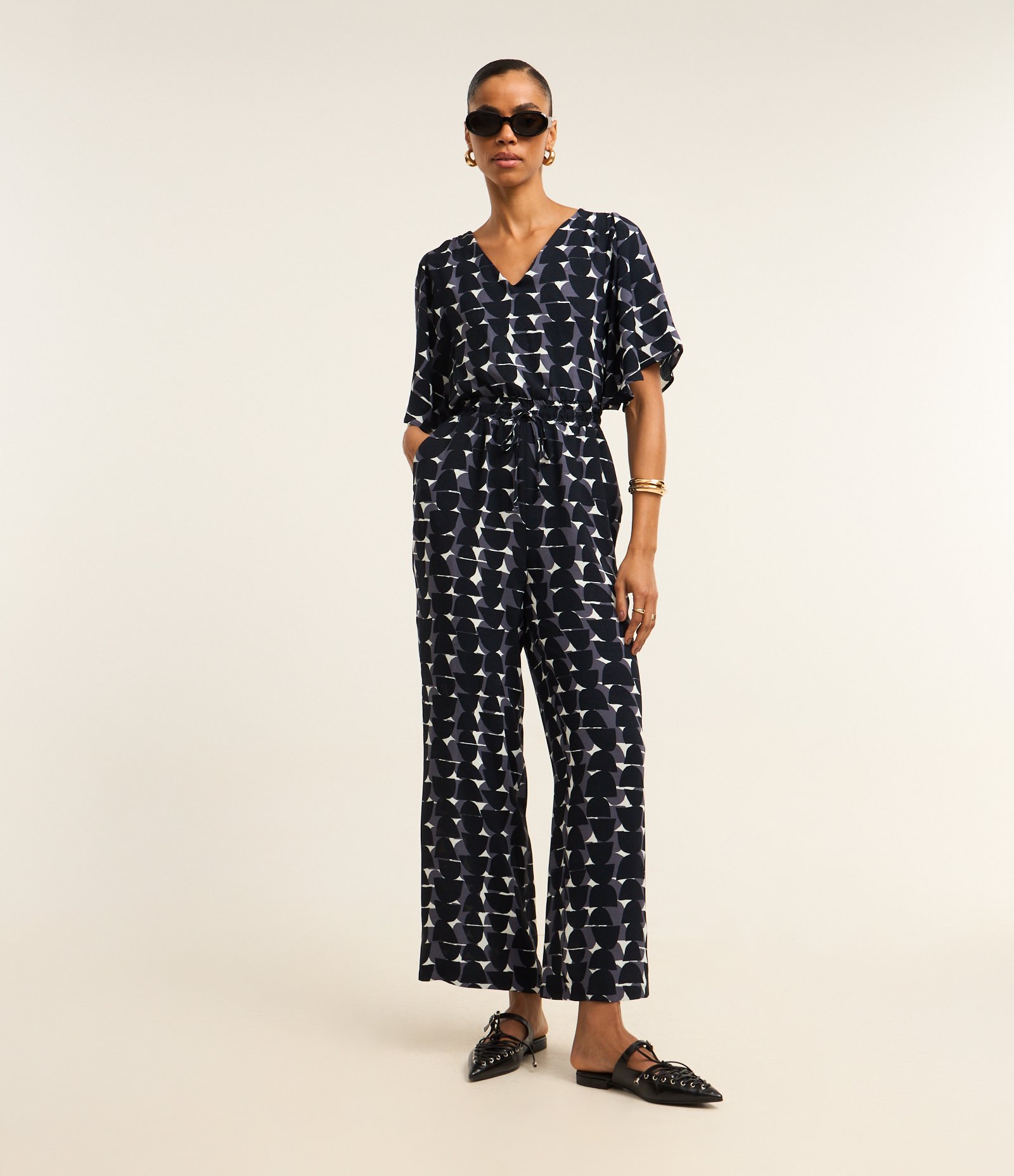 Macacão Airflow com Decote em V Amarração e Estampa Geométrica Azul 2