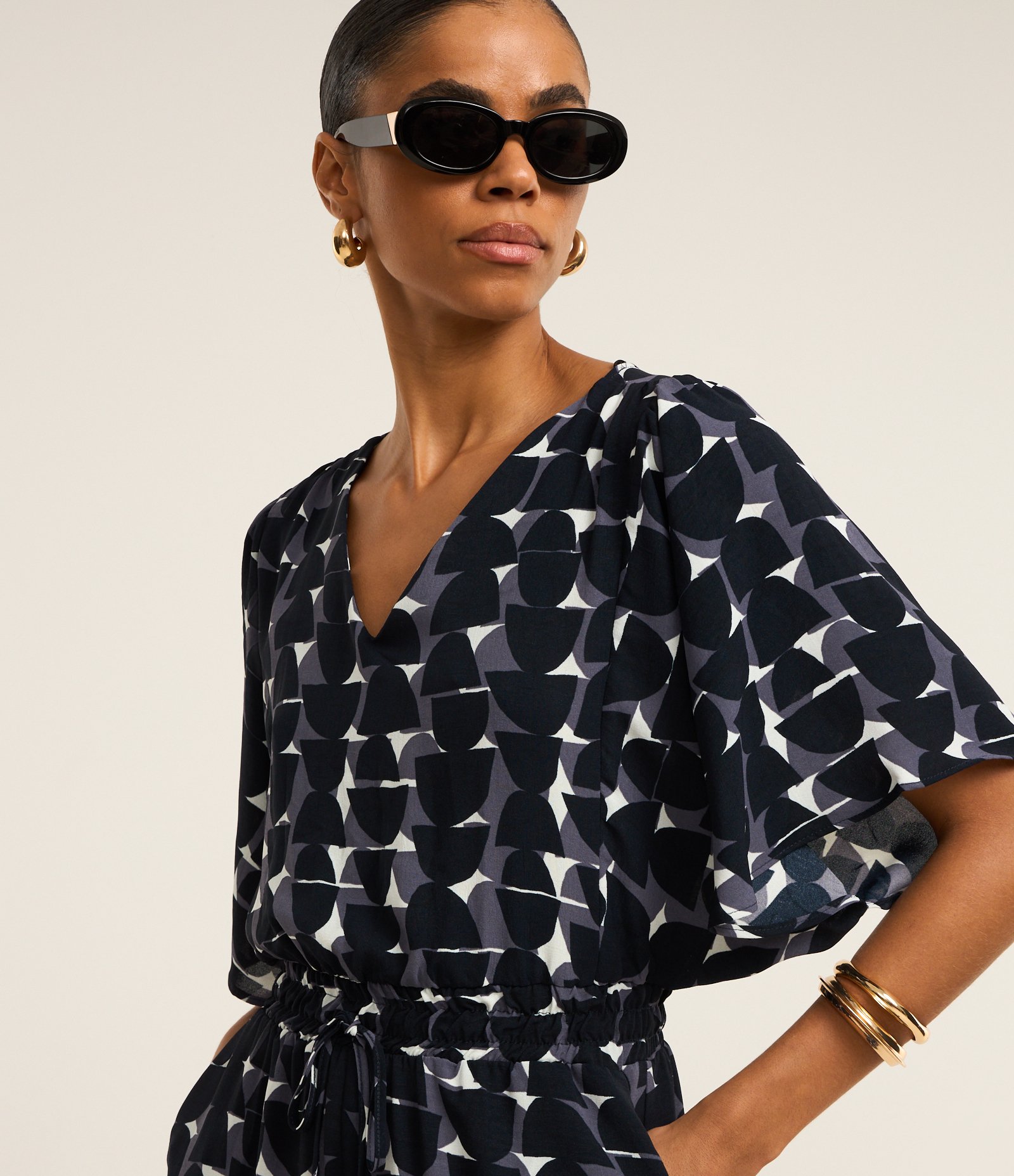 Macacão Airflow com Decote em V Amarração e Estampa Geométrica Azul 3