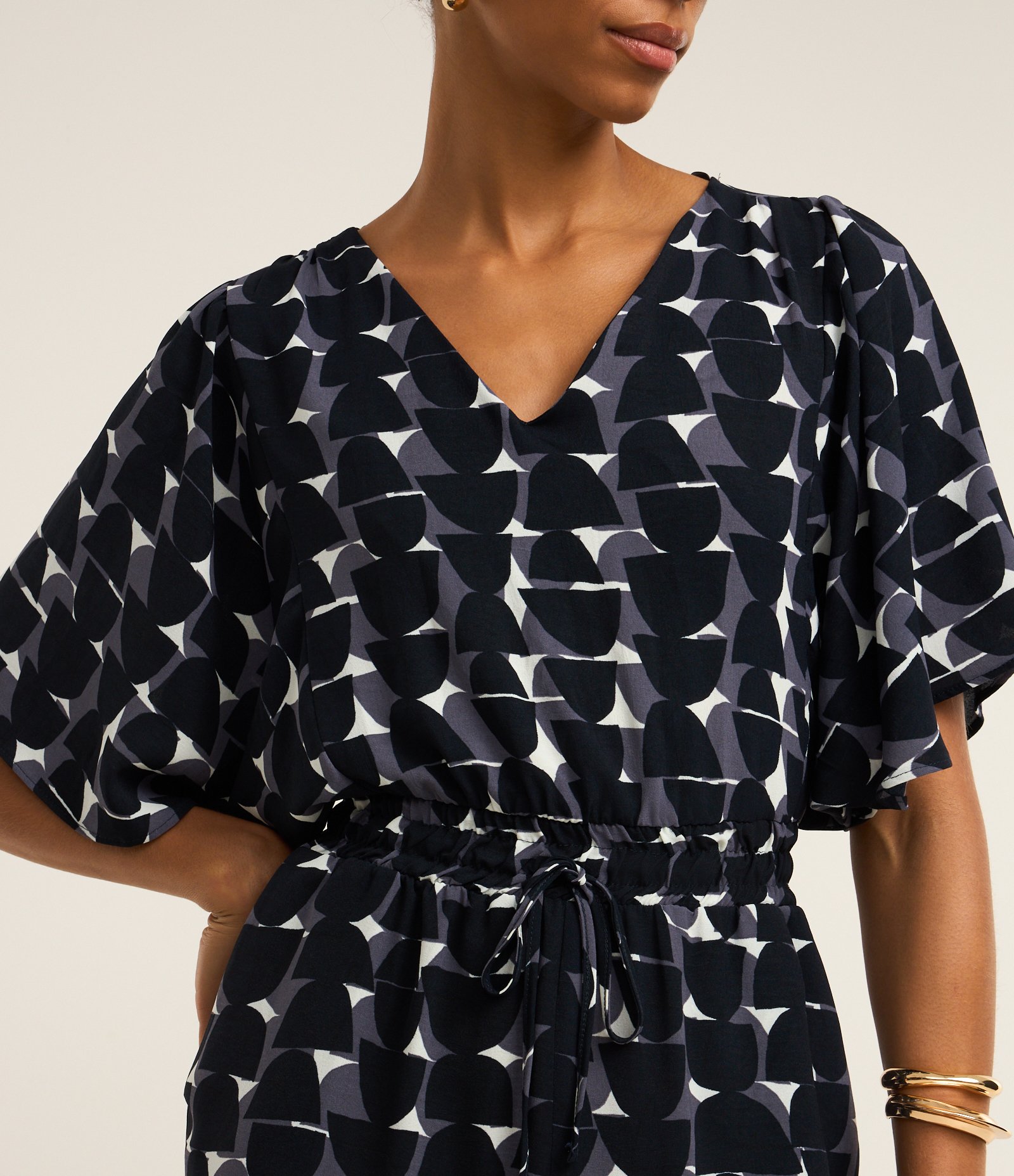 Macacão Airflow com Decote em V Amarração e Estampa Geométrica Azul 4