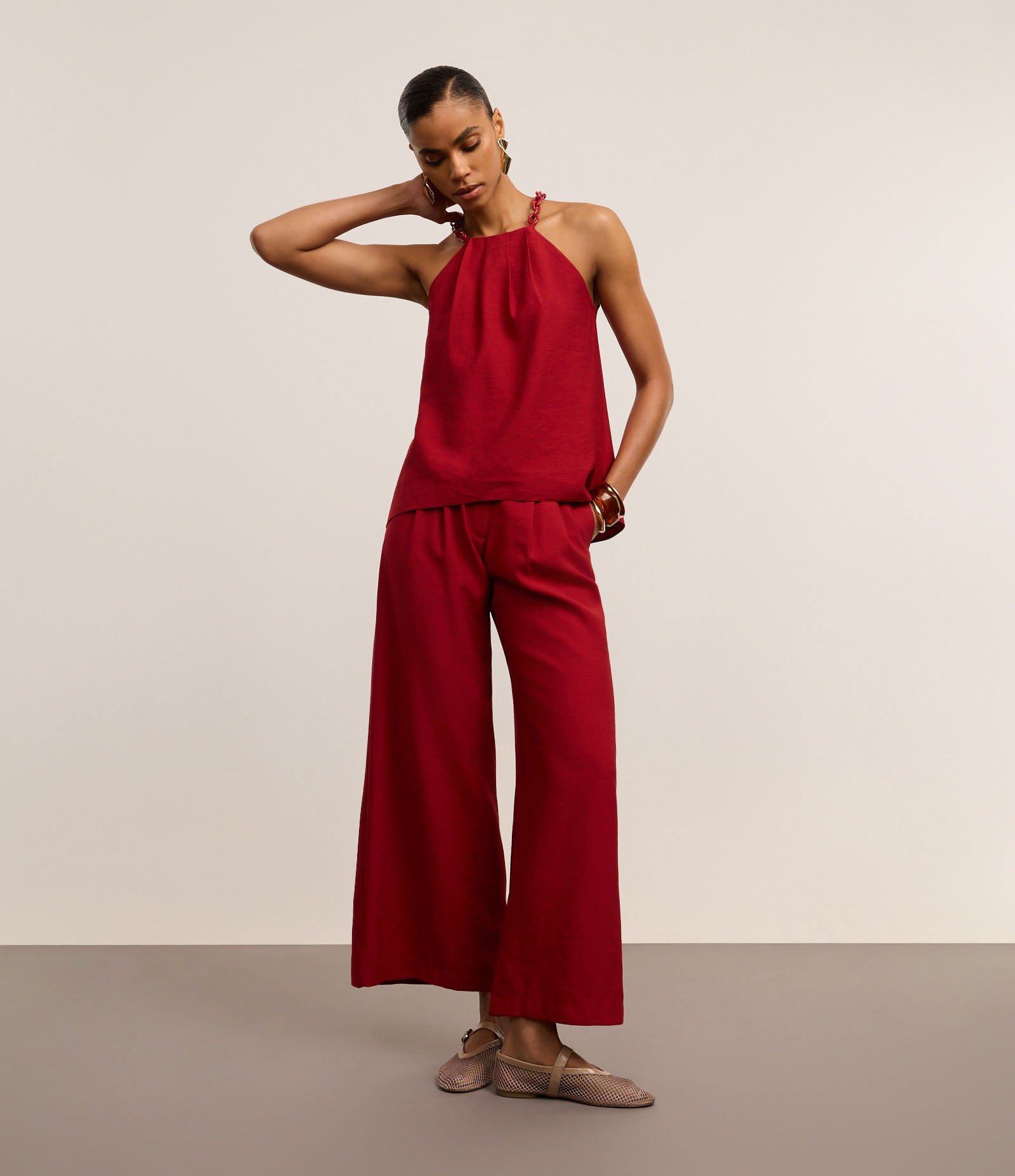 Calça Pantalona em Crepe com Pregas e Botão Forrado Vermelho 1