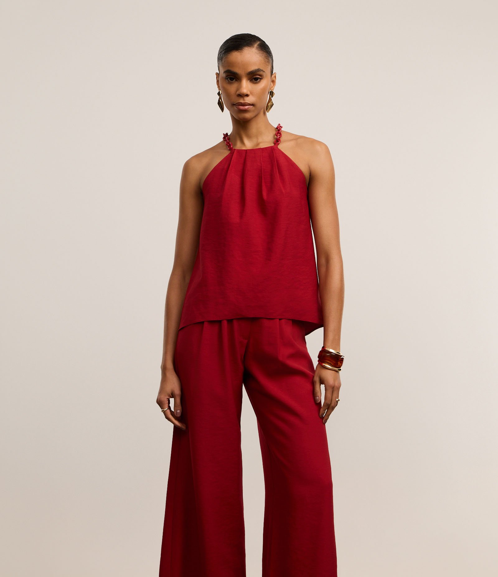 Calça Pantalona em Crepe com Pregas e Botão Forrado Vermelho 2