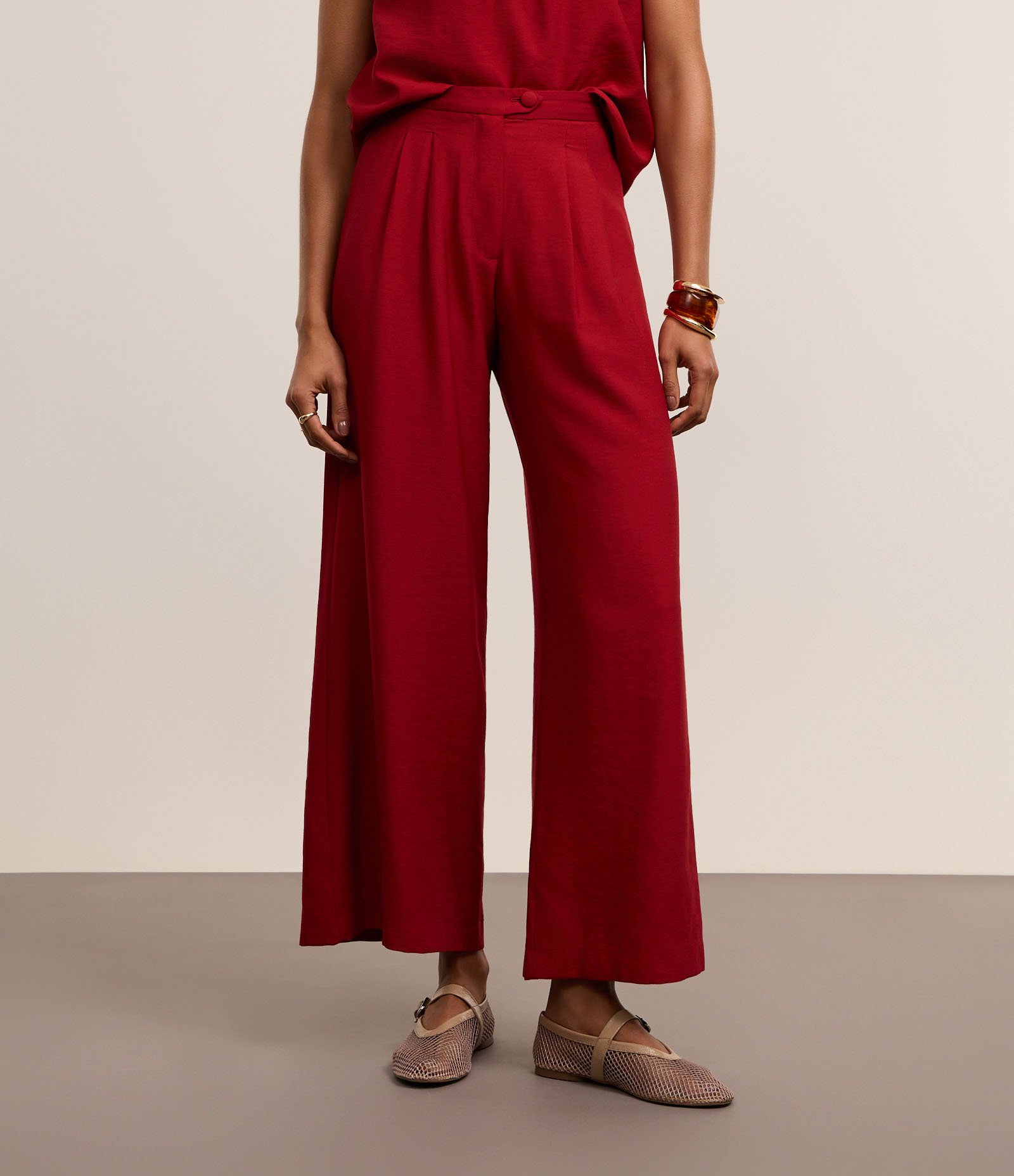 Calça Pantalona em Crepe com Pregas e Botão Forrado Vermelho 3