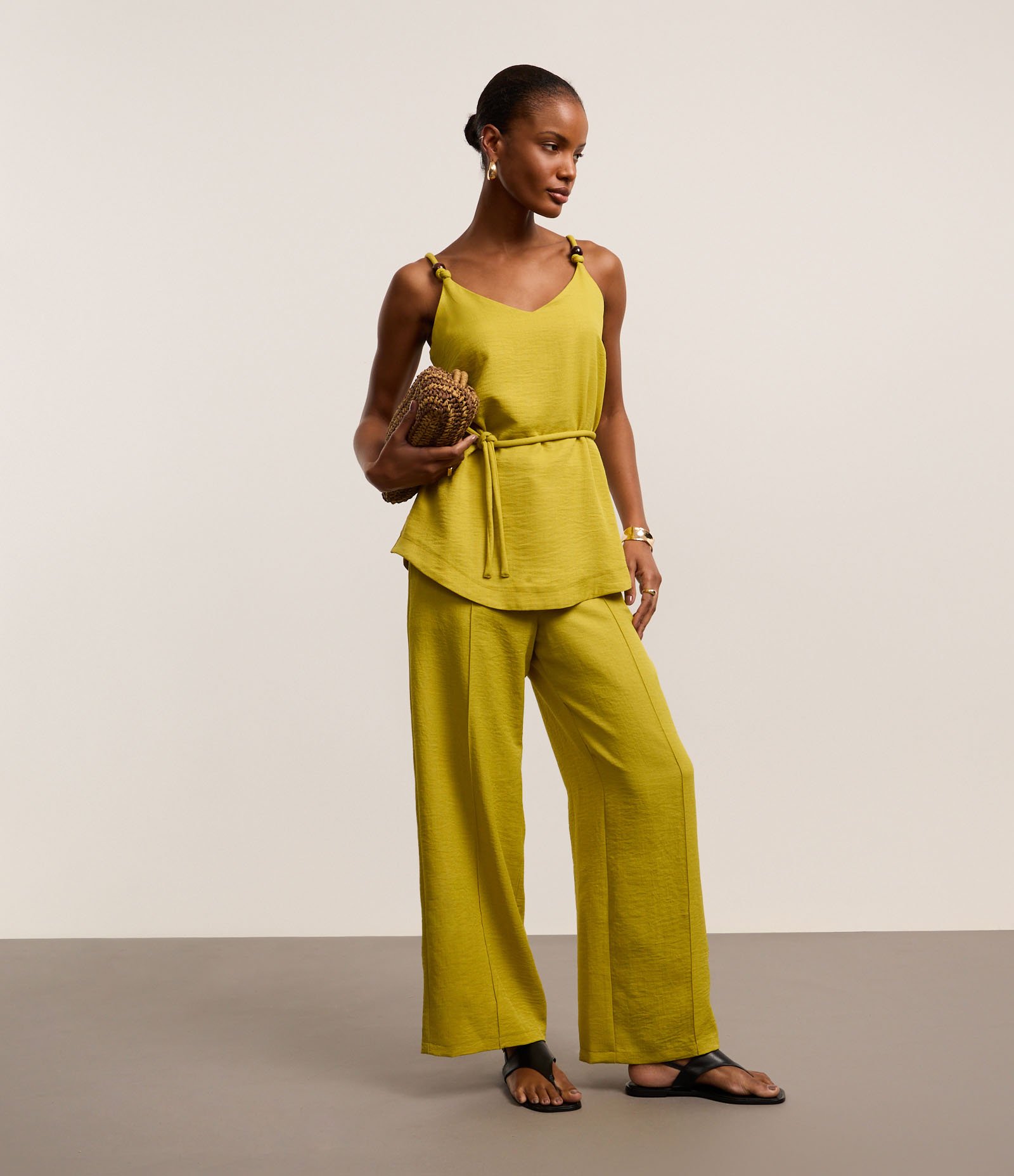 Calça Reta Texturizada em Crepe com Botões Duplos e Frisos Verde 1