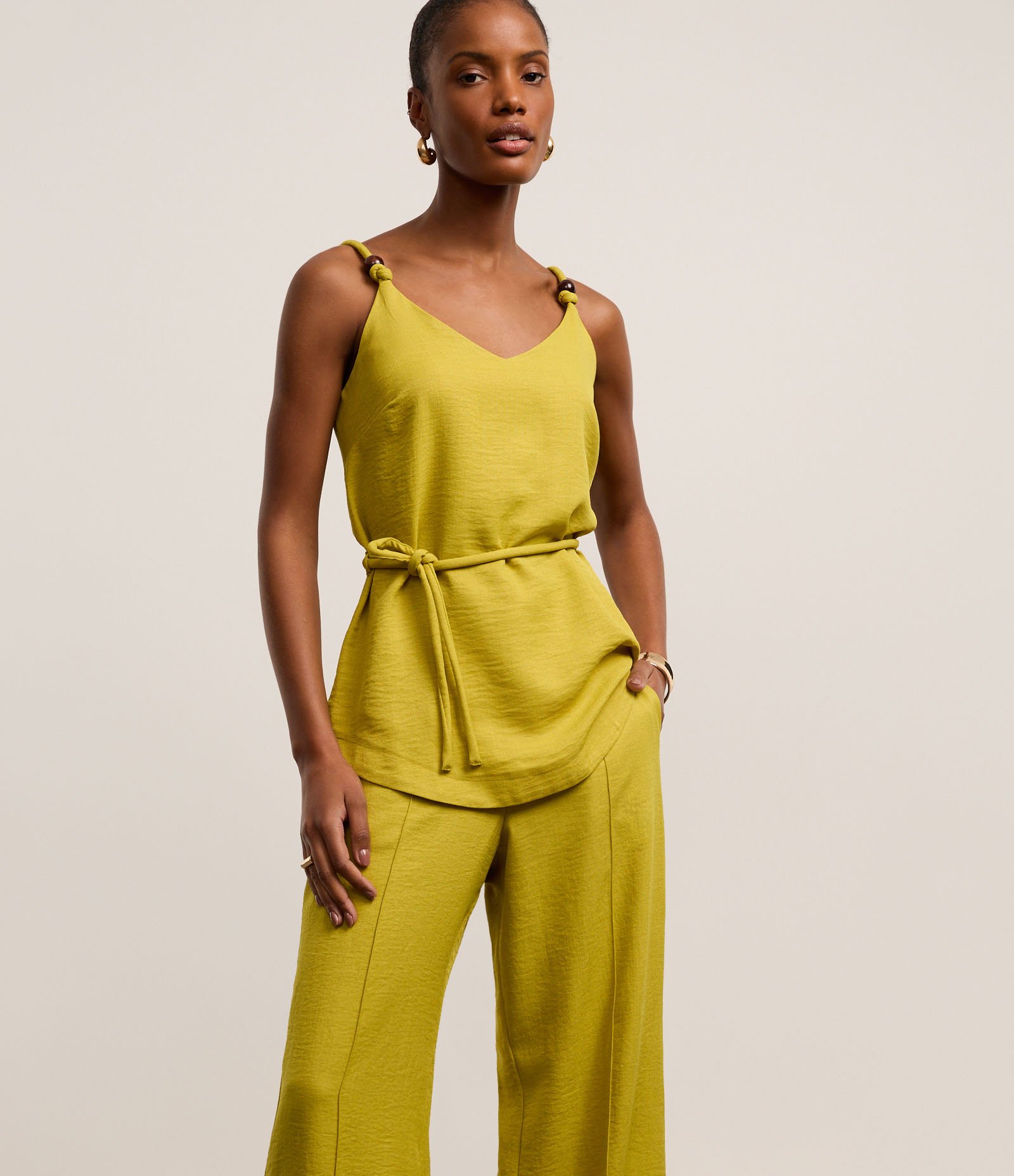 Calça Reta Texturizada em Crepe com Botões Duplos e Frisos Verde 2