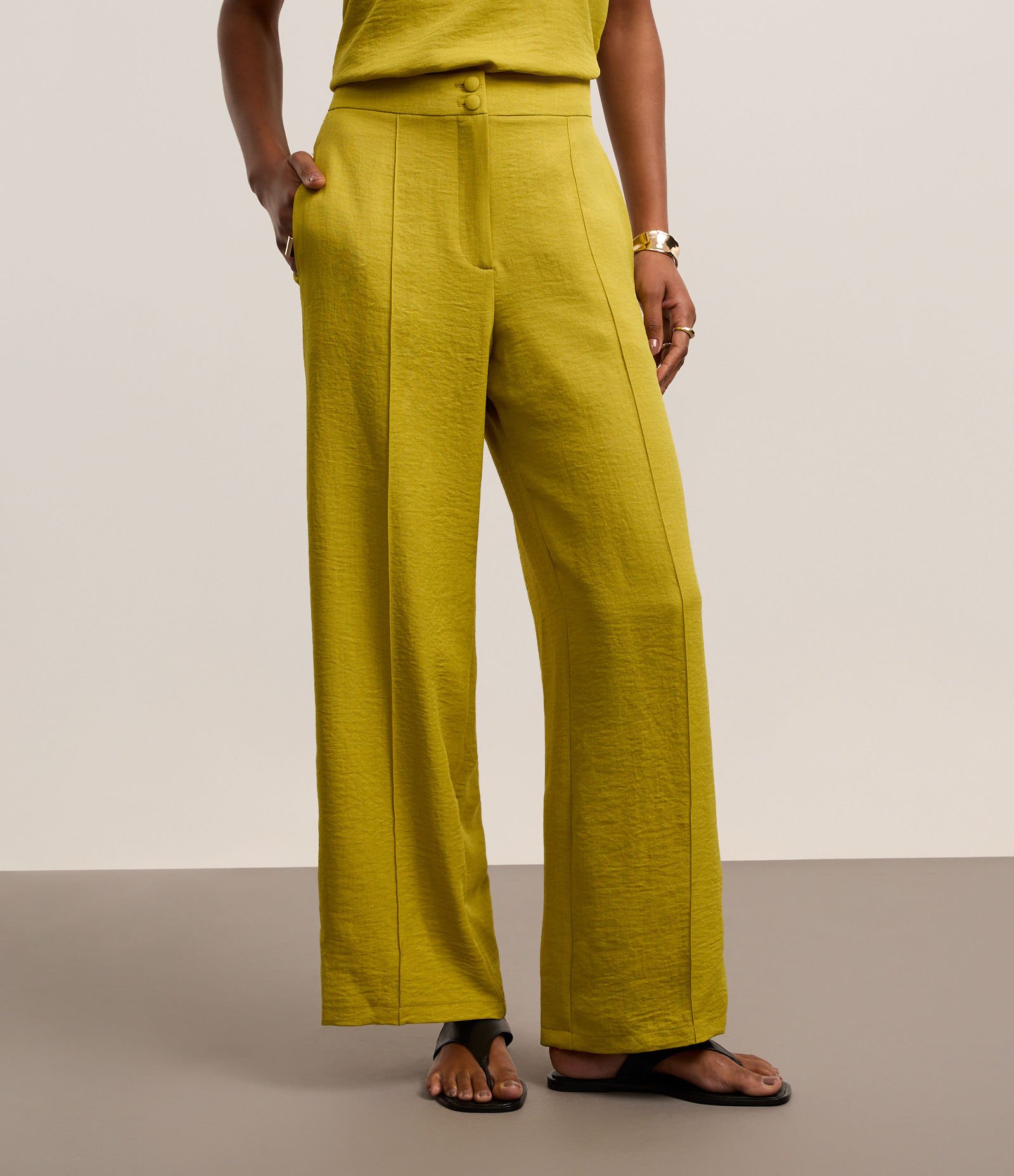 Calça Reta Texturizada em Crepe com Botões Duplos e Frisos Verde 3