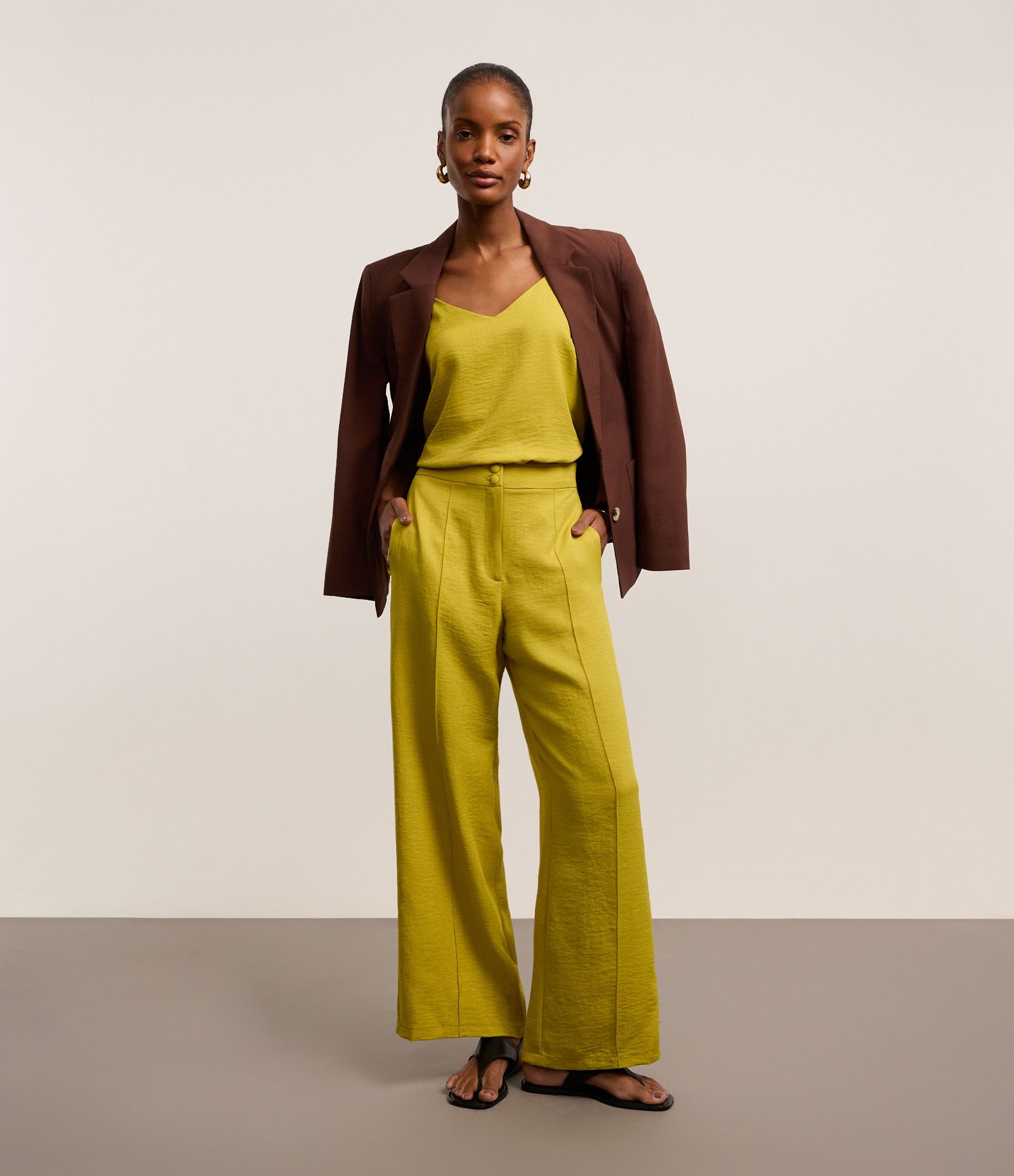 Calça Reta Texturizada em Crepe com Botões Duplos e Frisos Verde 5