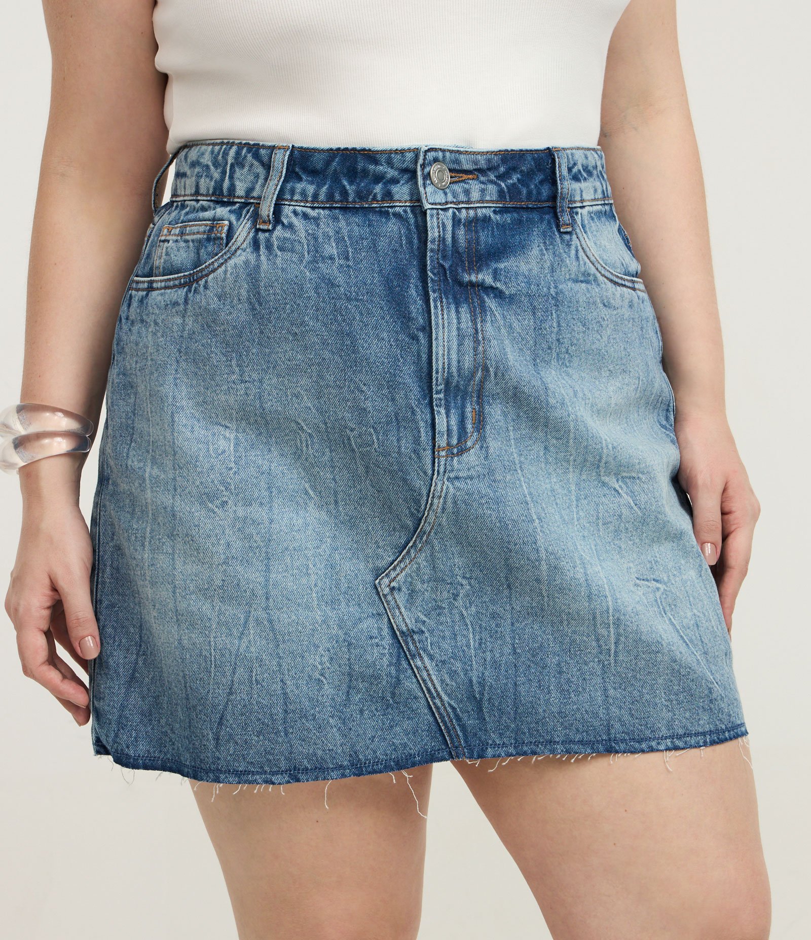 Saia Curta em Jeans com Barra a Fio Curve & Plus Size Azul 2