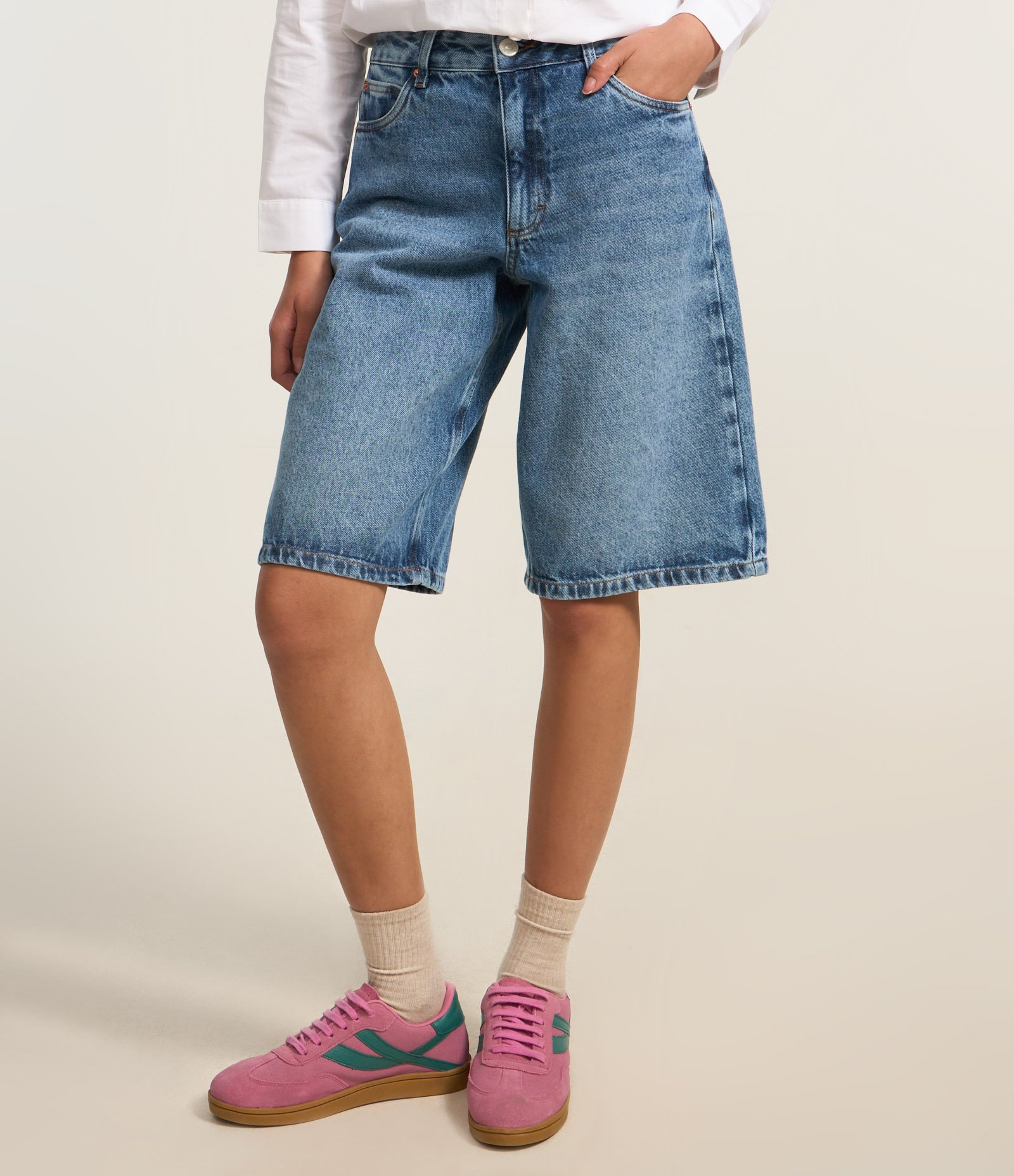 Bermuda Jorts em Jeans com Passantes no Cós Azul 4