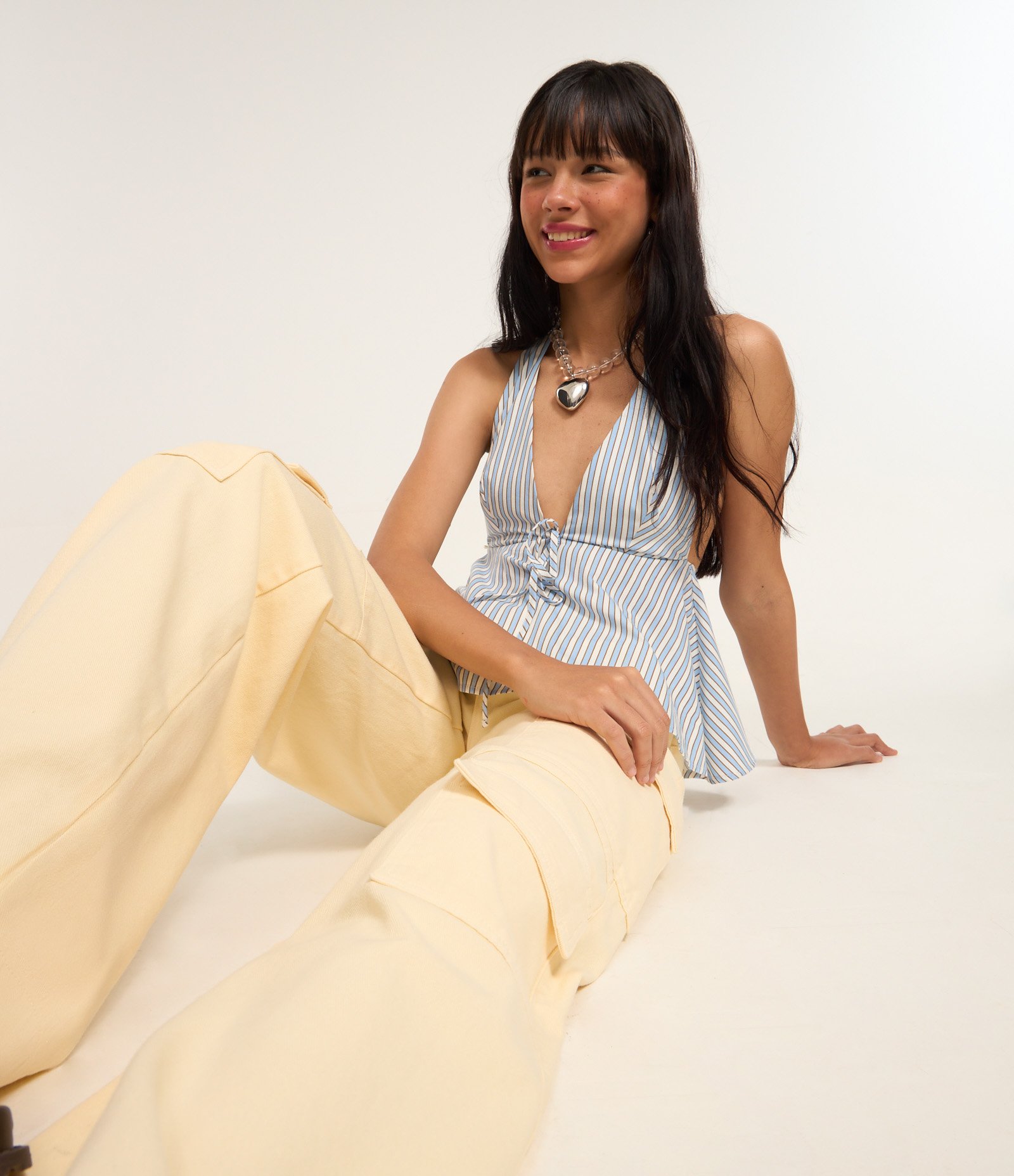 Calça Wide Leg em Sarja com Cintura Alta e Bolsos Cargo Amarelo 1