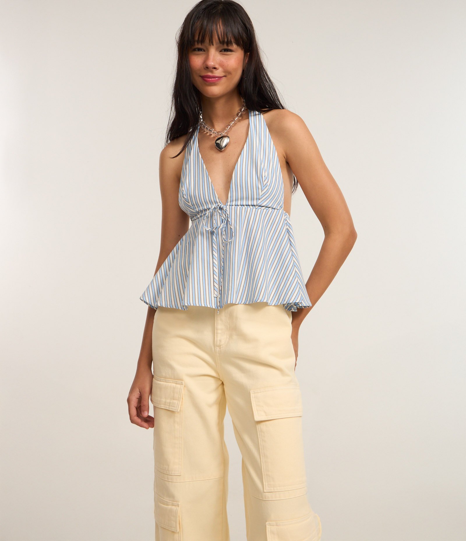 Calça Wide Leg em Sarja com Cintura Alta e Bolsos Cargo Amarelo 3