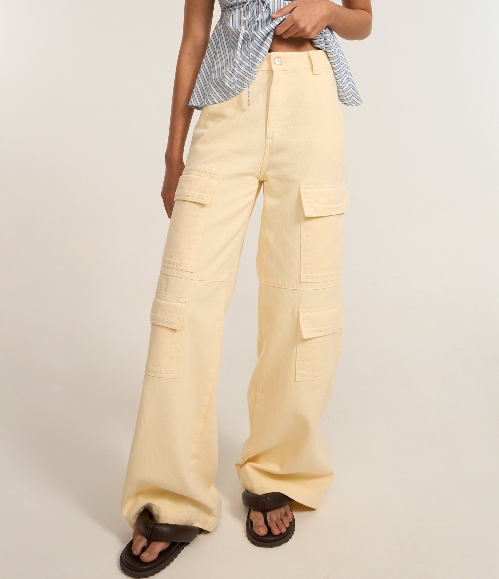 Calça Wide Leg em Sarja com Cintura Alta e Bolsos Cargo Amarelo 4