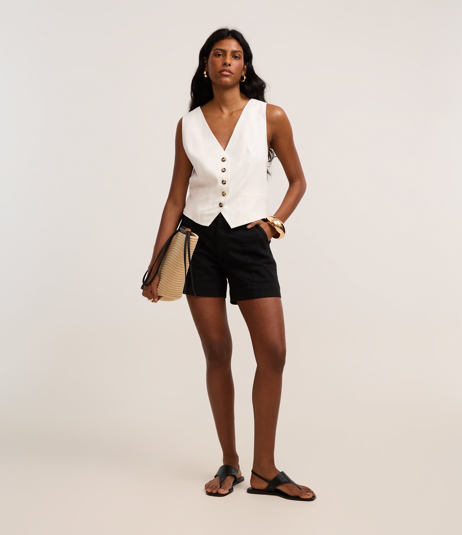 Short Regular em Sarja com Pesponto Contrastante e Bolso Faca Preto 1