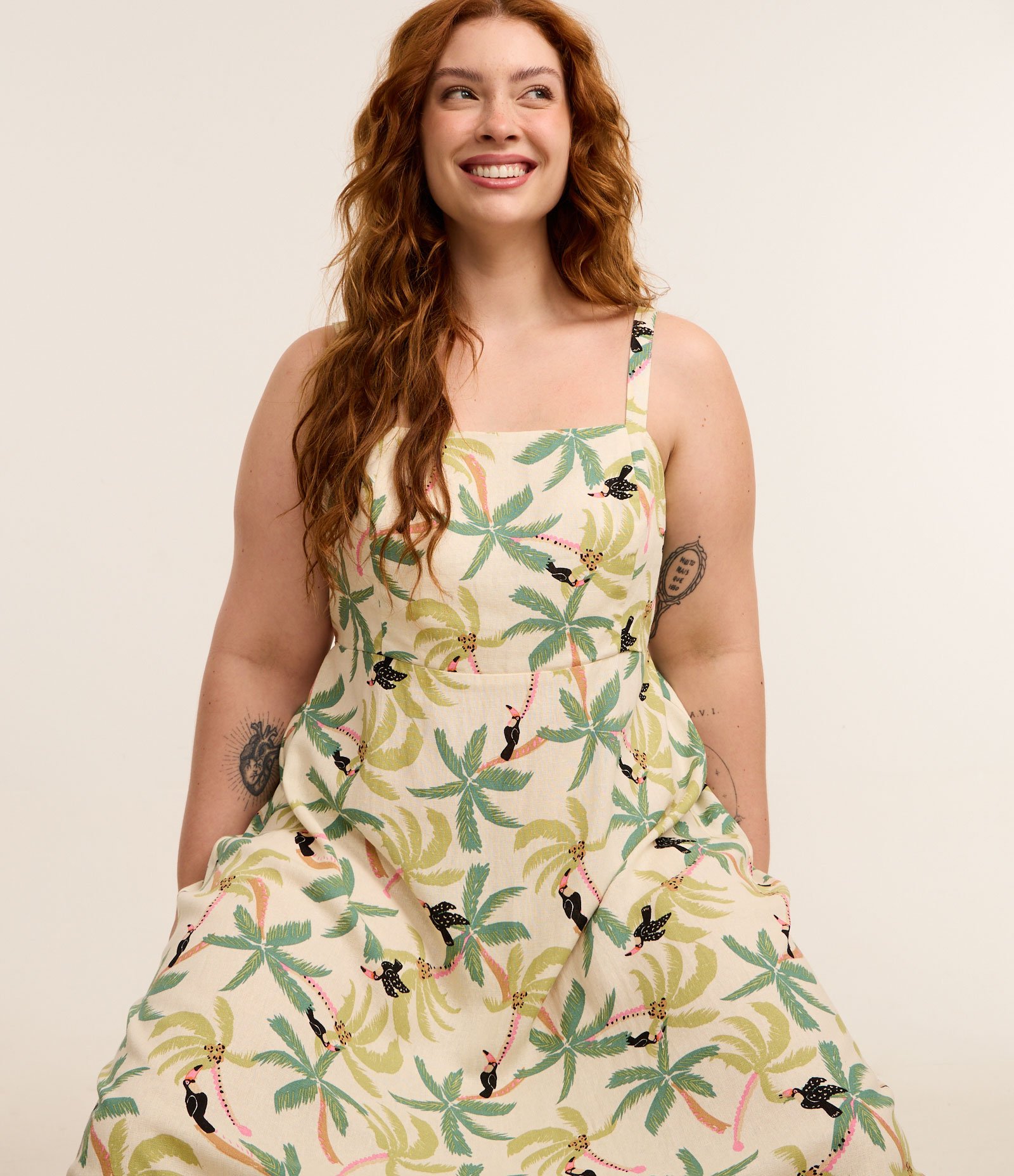 Vestido Midi em Viscolinho com Estampa Tropical Curve & Plus Size Bege 2