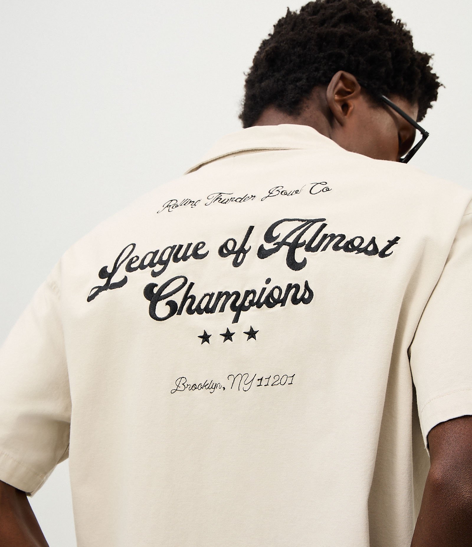 Camisa Boxy em Algodão Texturizado e Estampa Lettering Bordado Cinza Claro 1