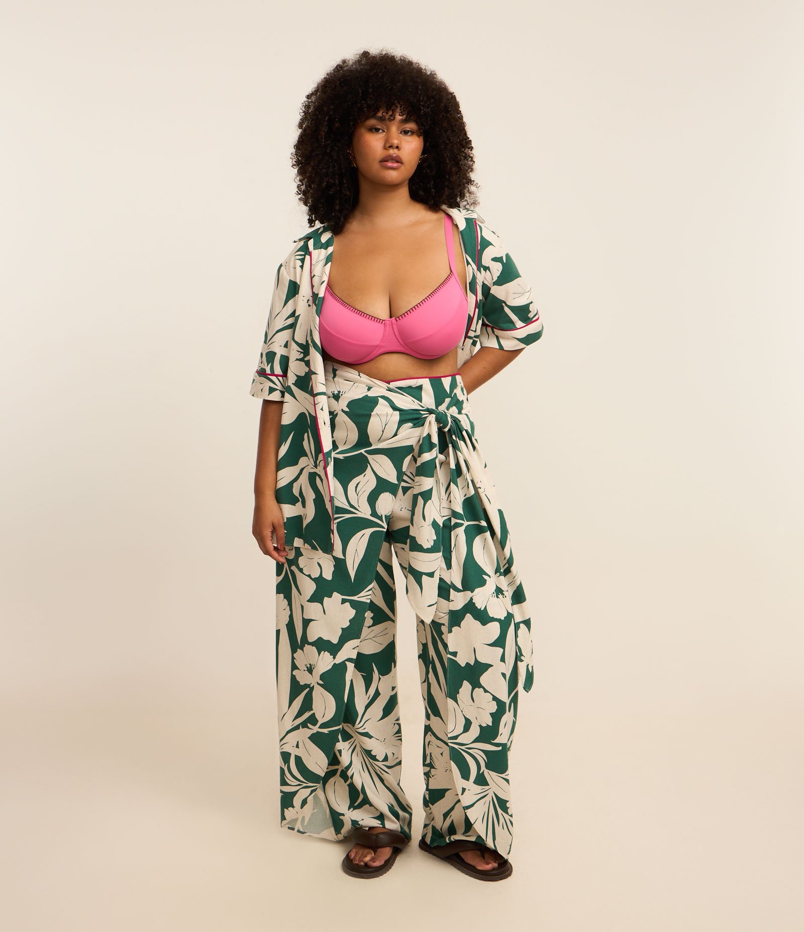 Calça Pareô em Viscolinho com Estampa de Folhagem Curve & Plus Size Verde 1