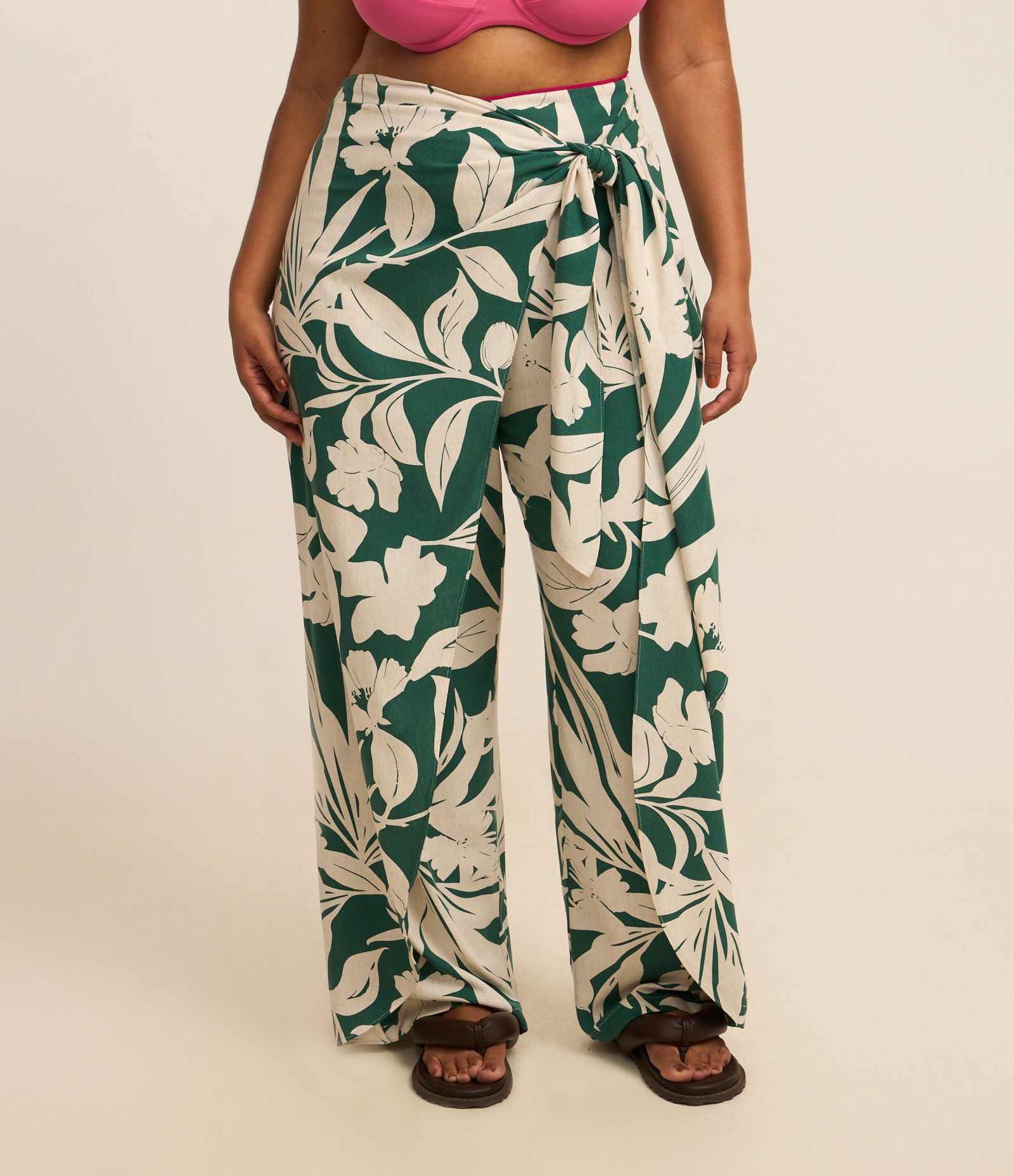 Calça Pareô em Viscolinho com Estampa de Folhagem Curve & Plus Size Verde 2