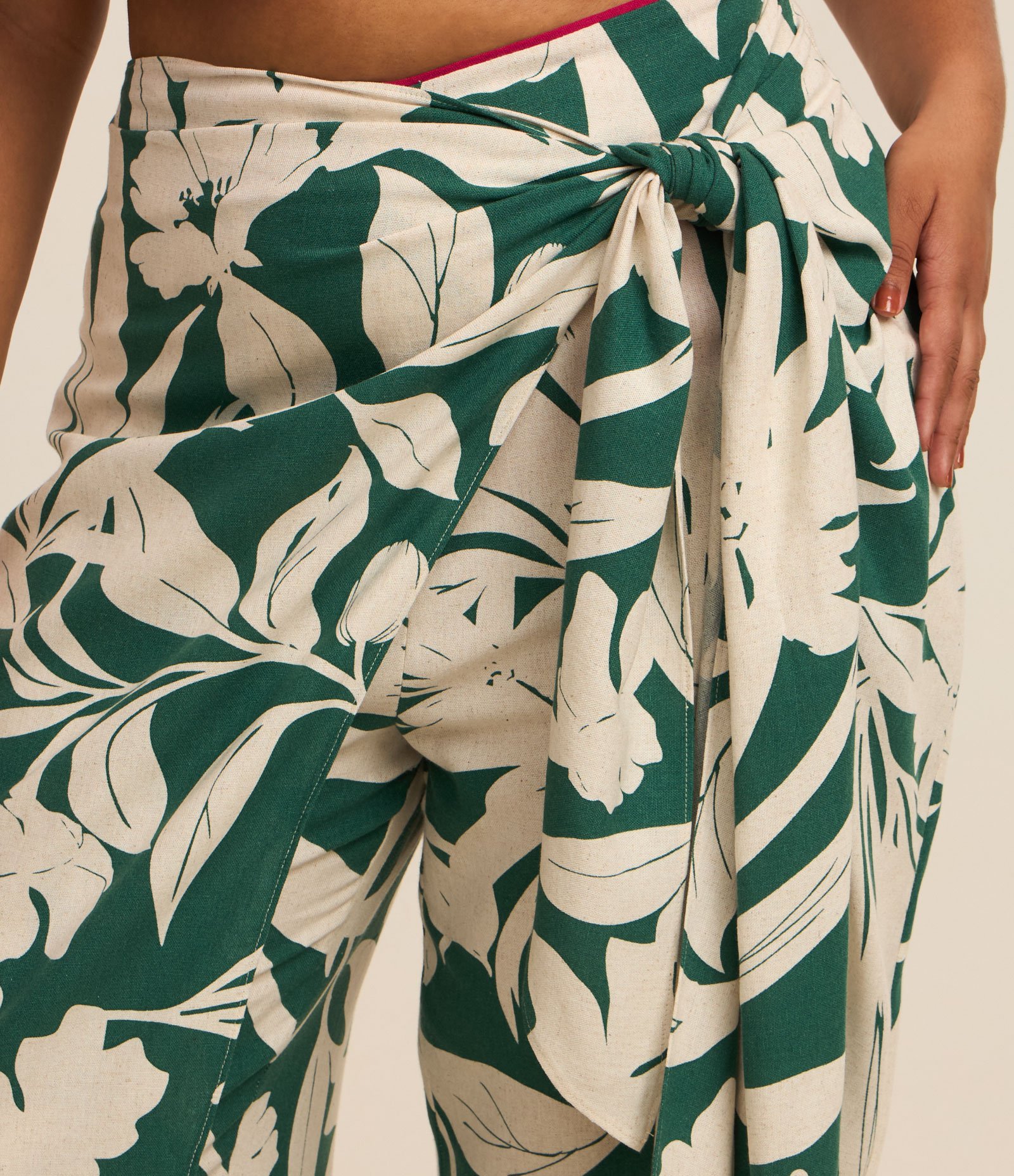 Calça Pareô em Viscolinho com Estampa de Folhagem Curve & Plus Size Verde 3