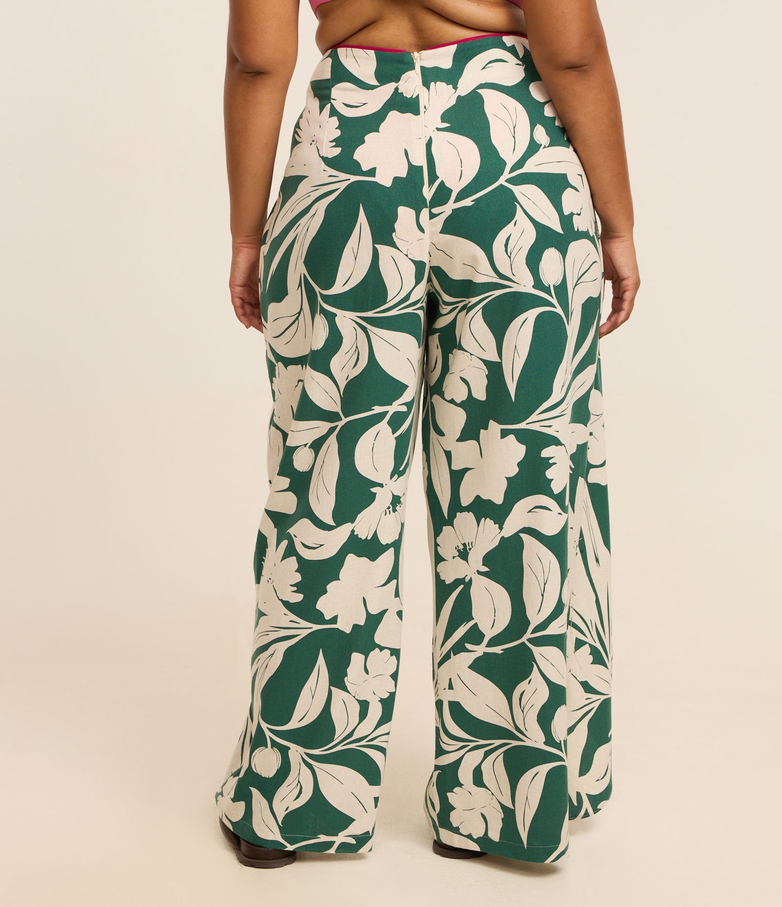 Calça Pareô em Viscolinho com Estampa de Folhagem Curve & Plus Size Verde 4