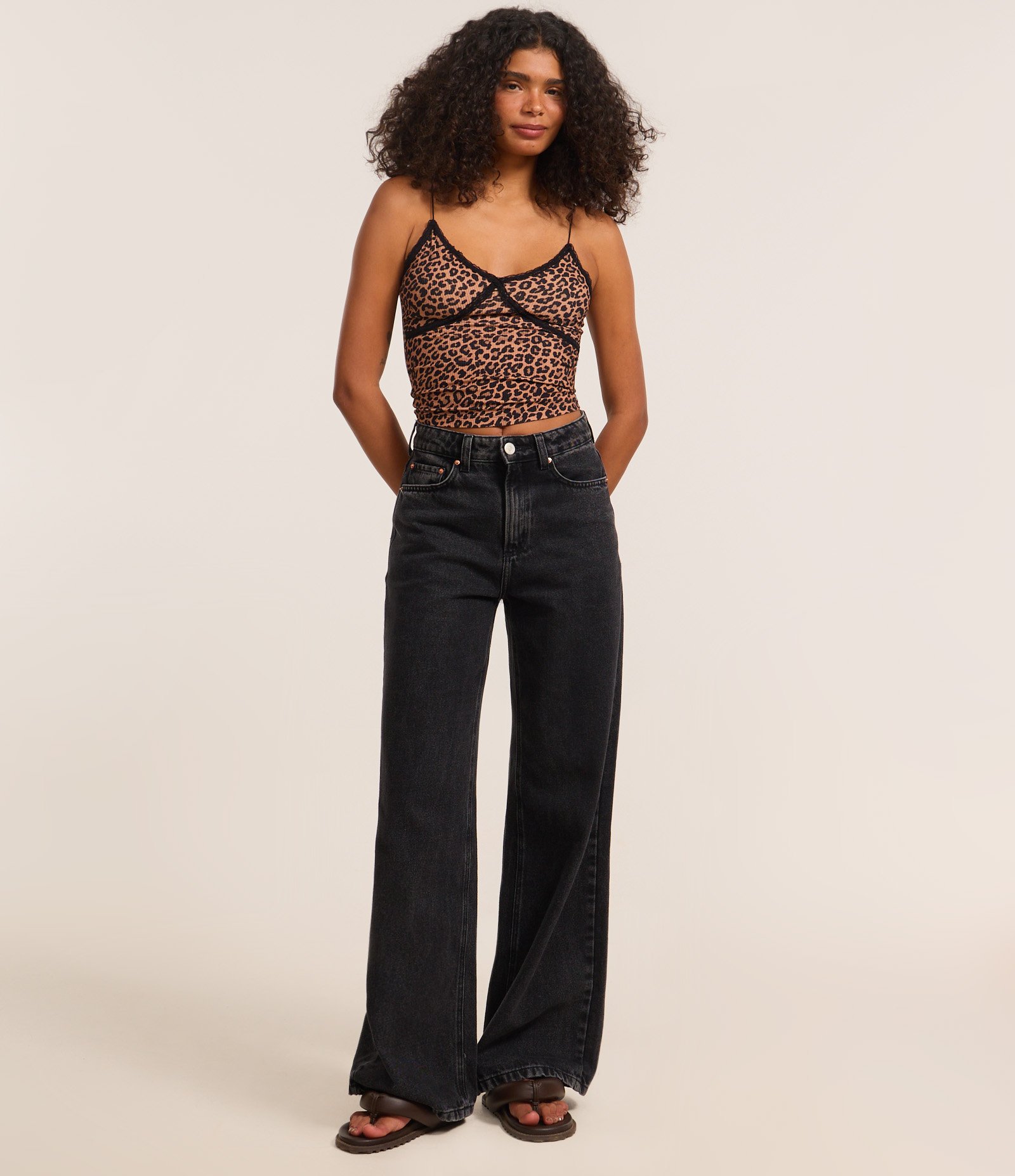 Blusa Alça Fina com Decote em V Rendado e Estampa Animal Print Onça Marrom/Preto 2