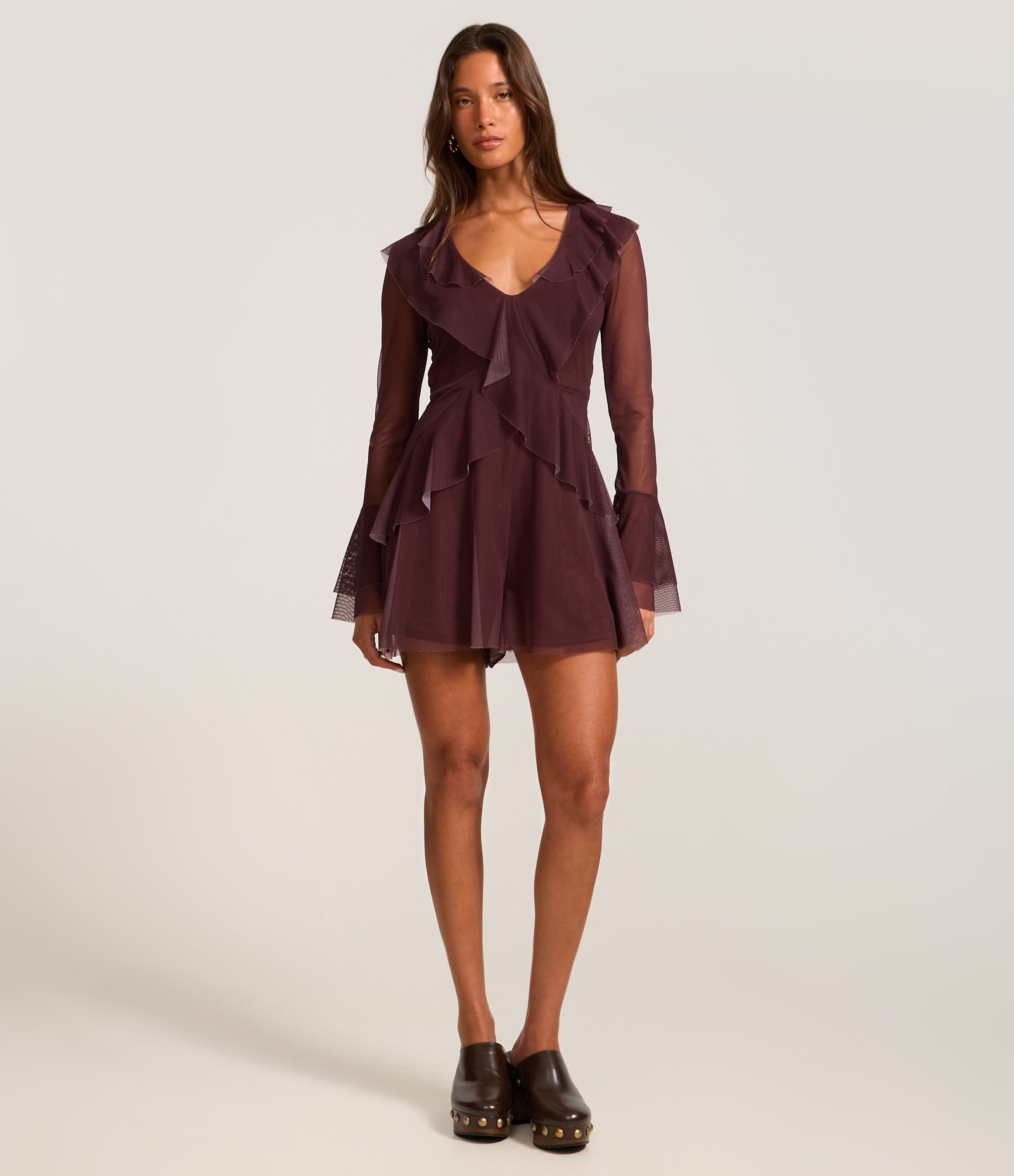 Macaquinho em Tule com Babados e Recorte Gota nas Costas Marrom 2