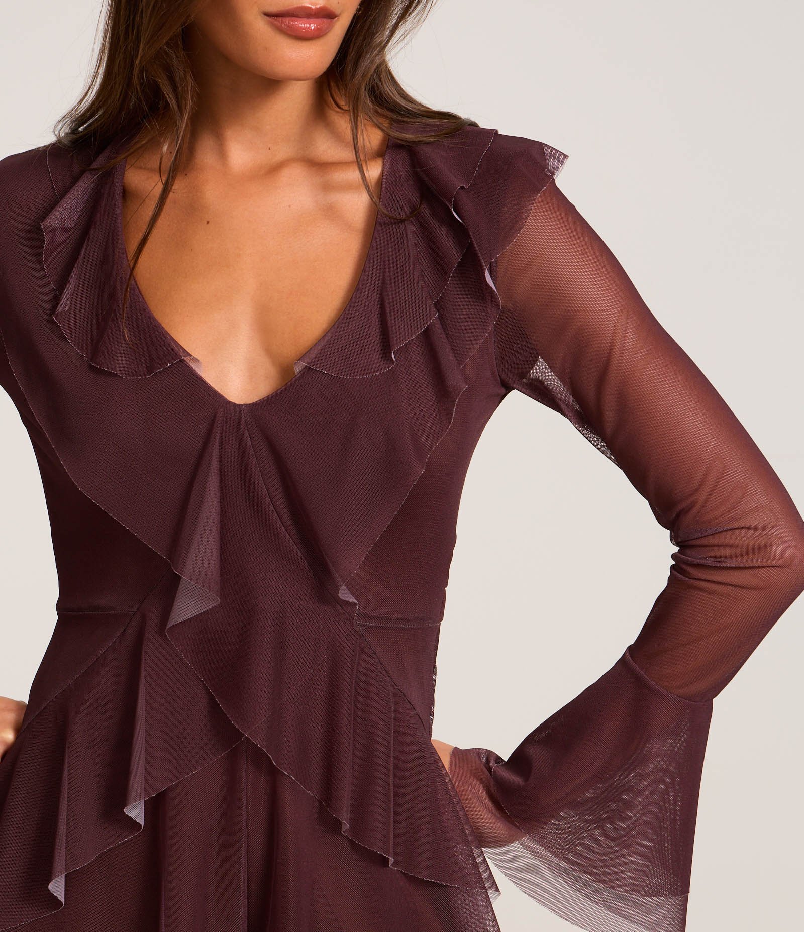 Macaquinho em Tule com Babados e Recorte Gota nas Costas Marrom 3