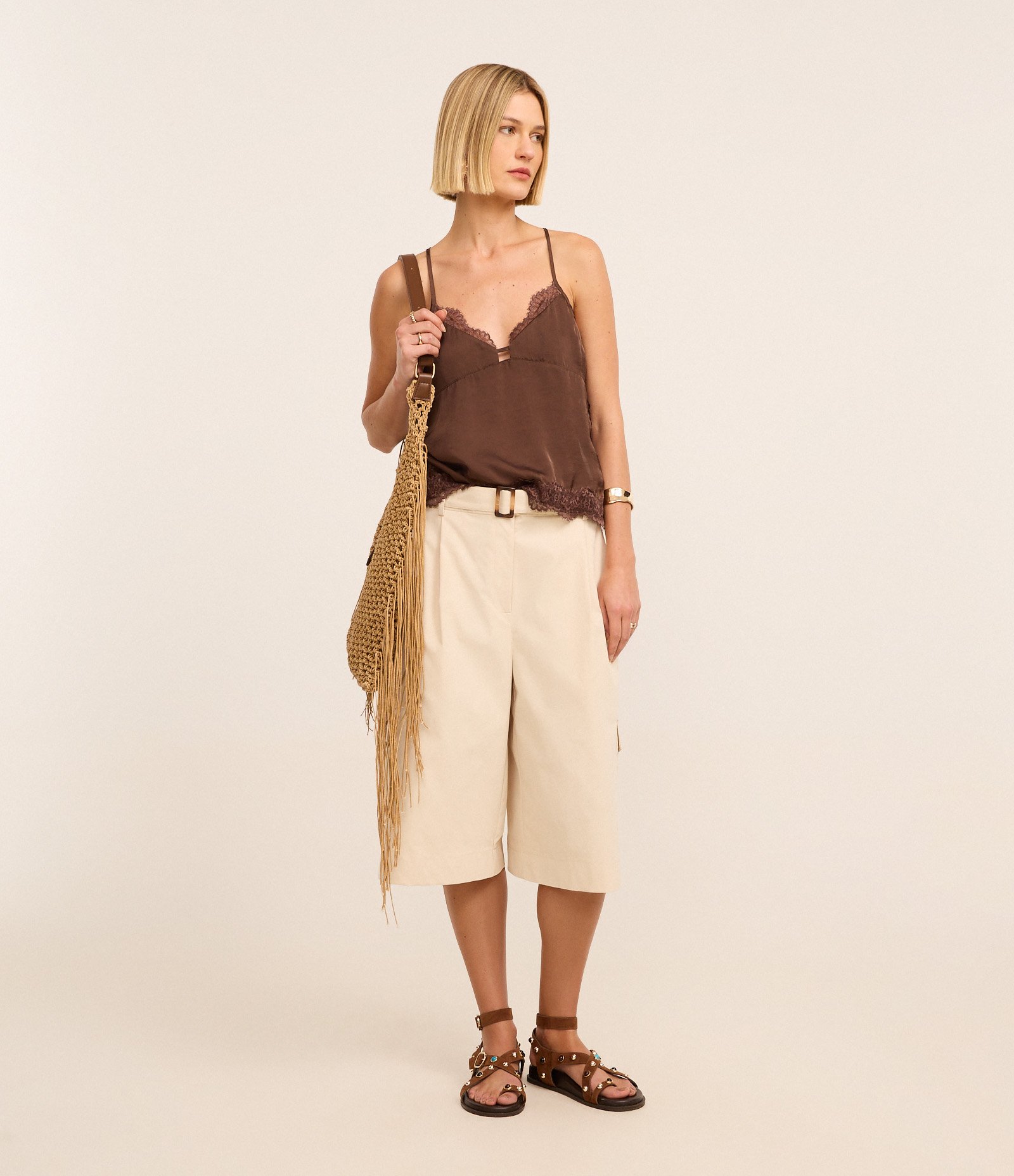 Blusa em Cetim com Detalhe em Renda Marrom 2