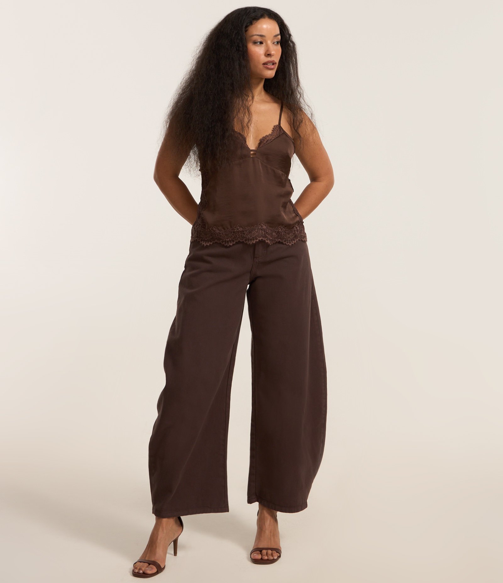 Blusa em Cetim com Detalhe em Renda Marrom 4