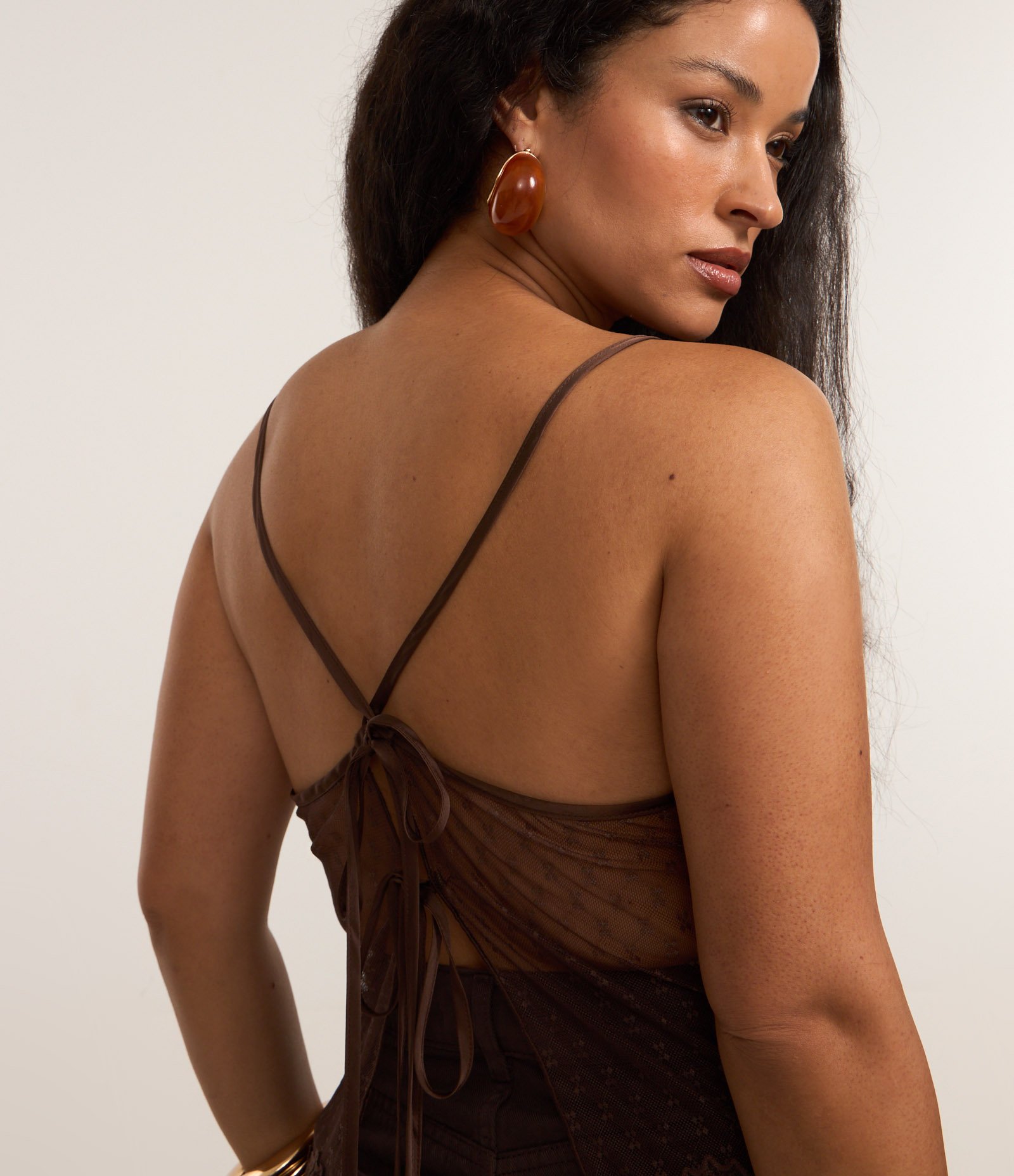 Blusa em Cetim com Detalhe em Renda Marrom 6