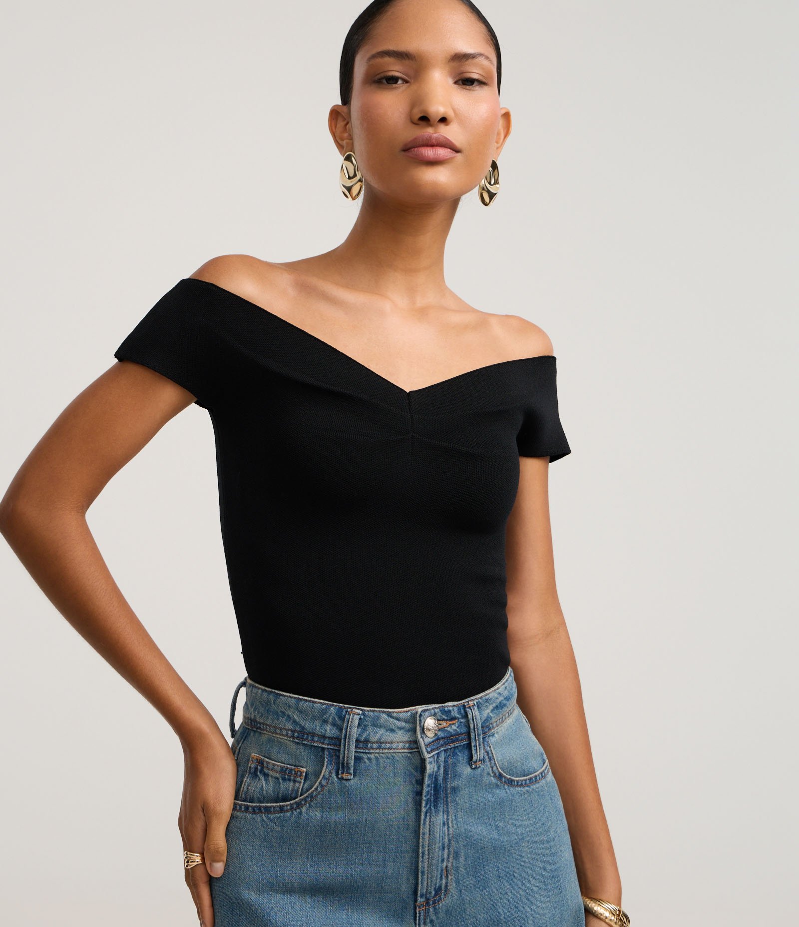 Blusa Ombro a Ombro em Tricô com Franzido no Busto Preto 1