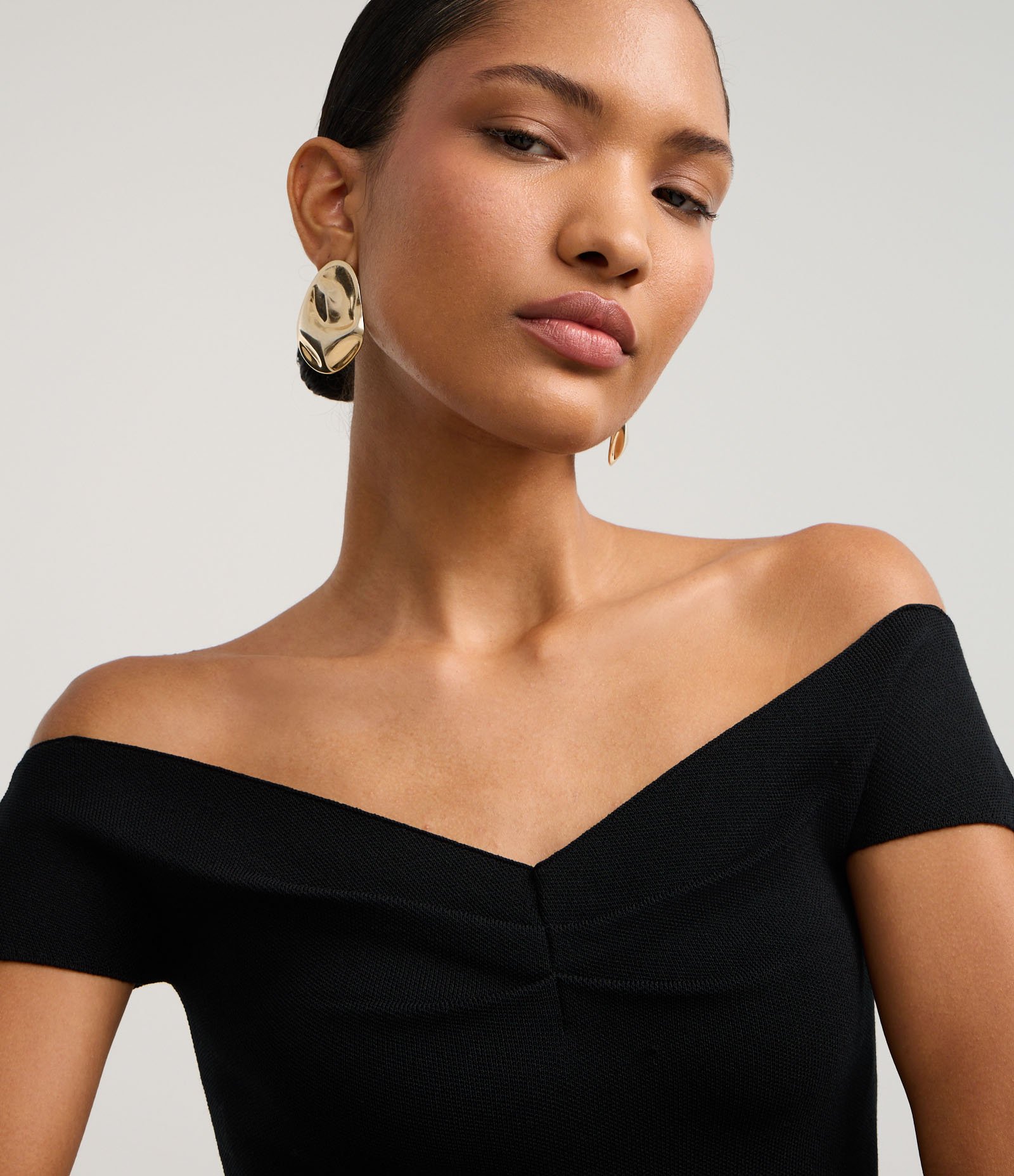 Blusa Ombro a Ombro em Tricô com Franzido no Busto Preto 3