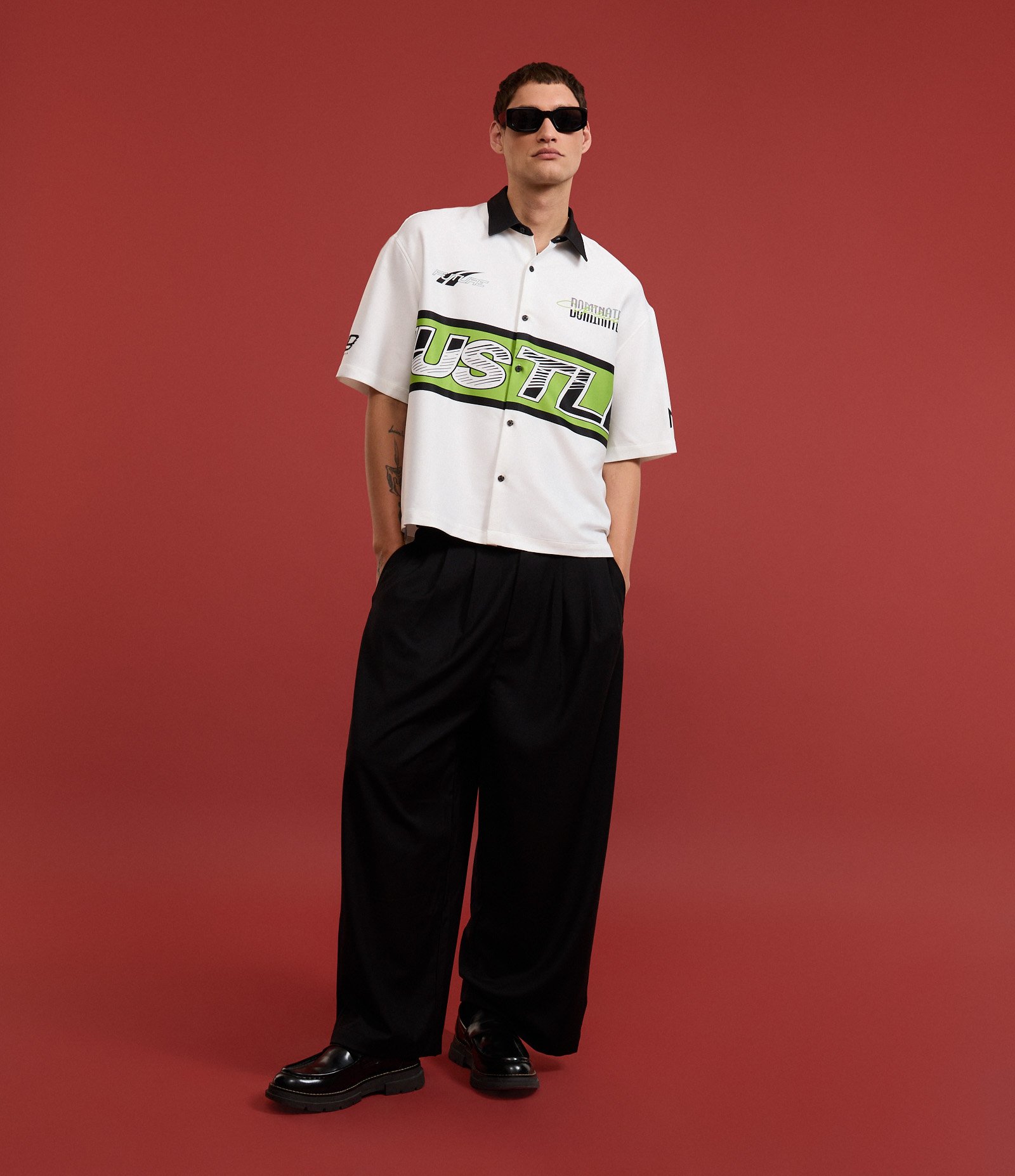 Camisa Oversized em Tricoline com Gola Contrastante e Estampa Hustle Branco 2