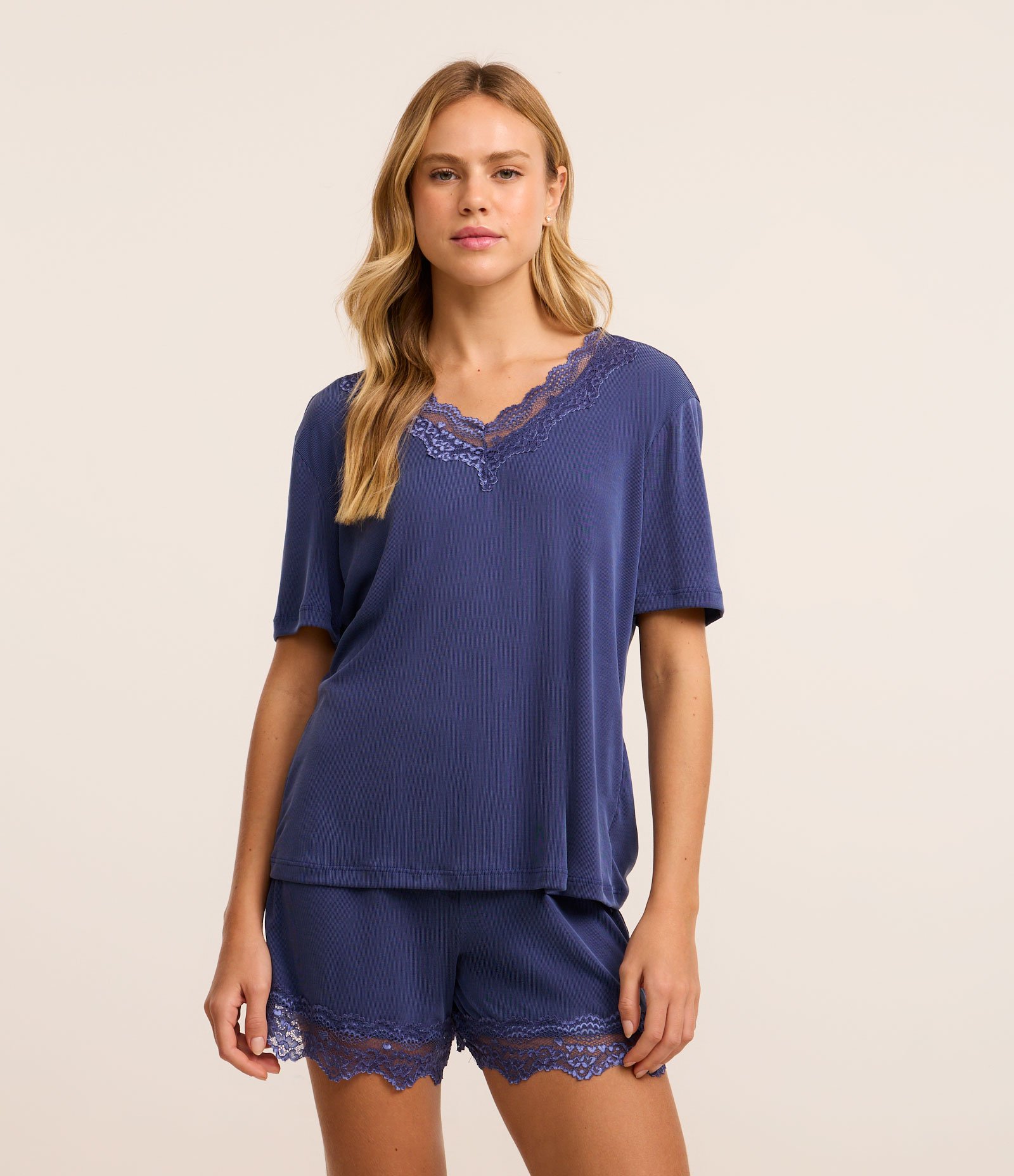 Pijama em Modal com Detalhes de Renda Azul 1