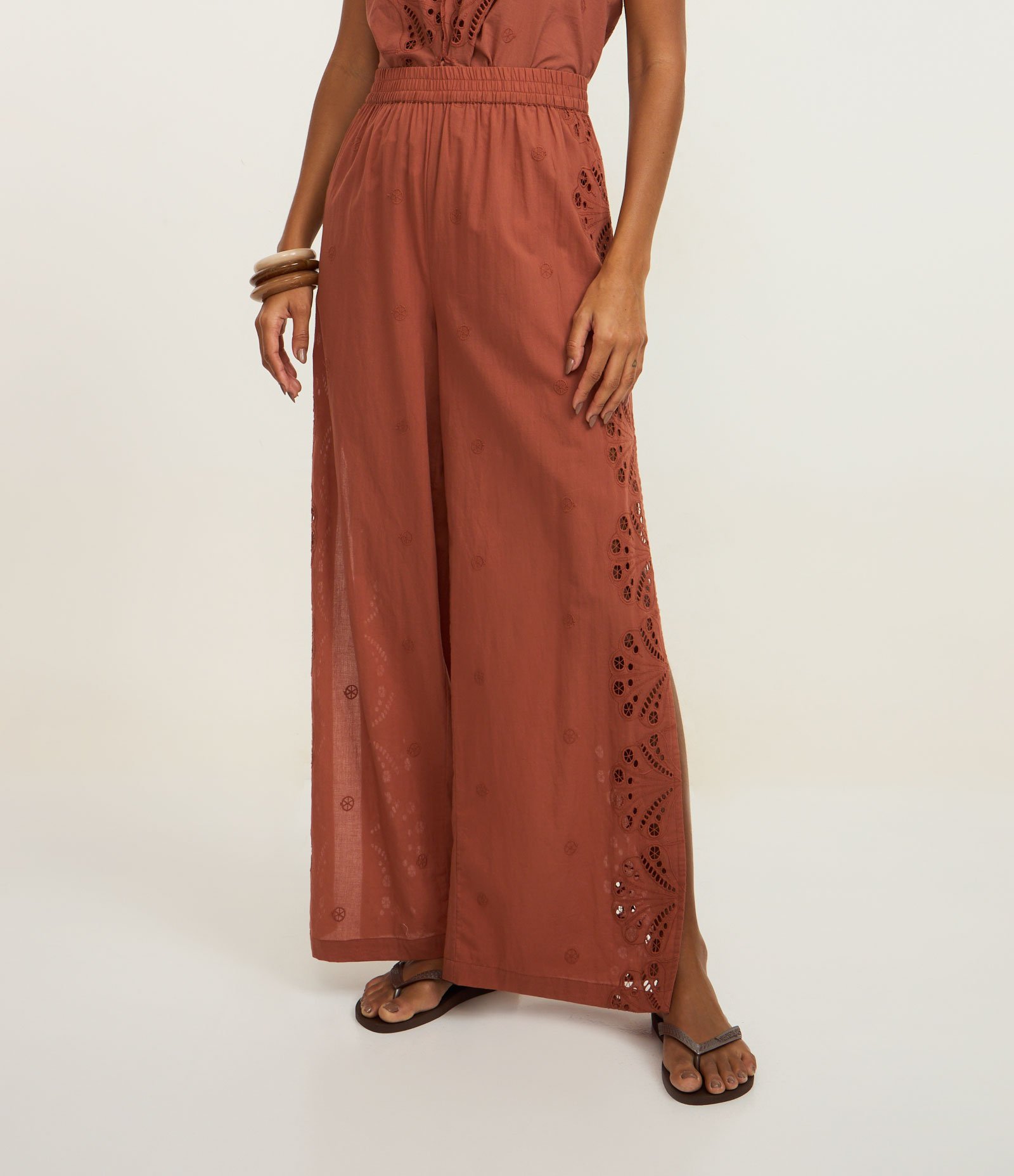 Saída de Praia Calça em Laise com Fenda Lateral Marrom 2