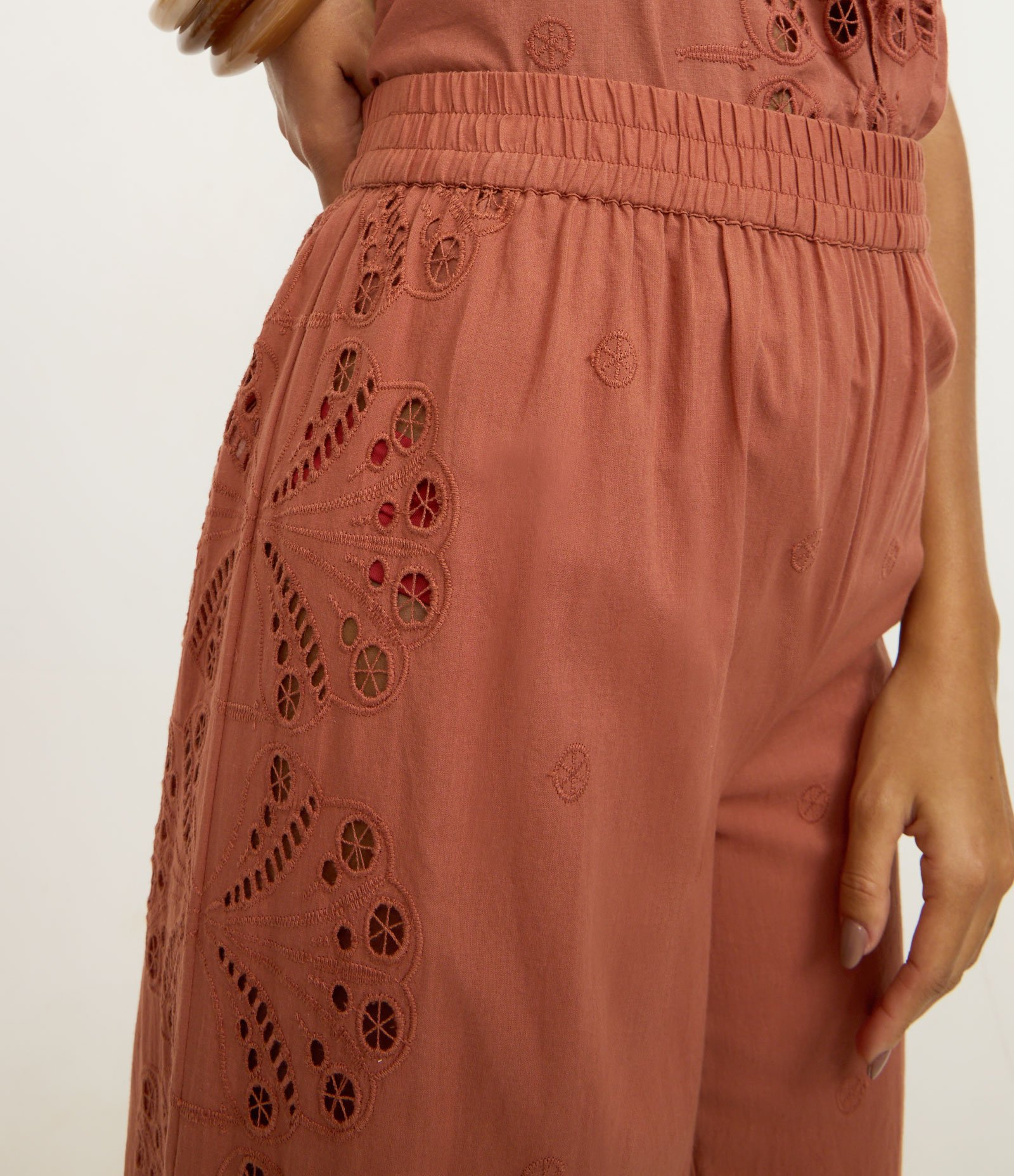 Saída de Praia Calça em Laise com Fenda Lateral Marrom 3