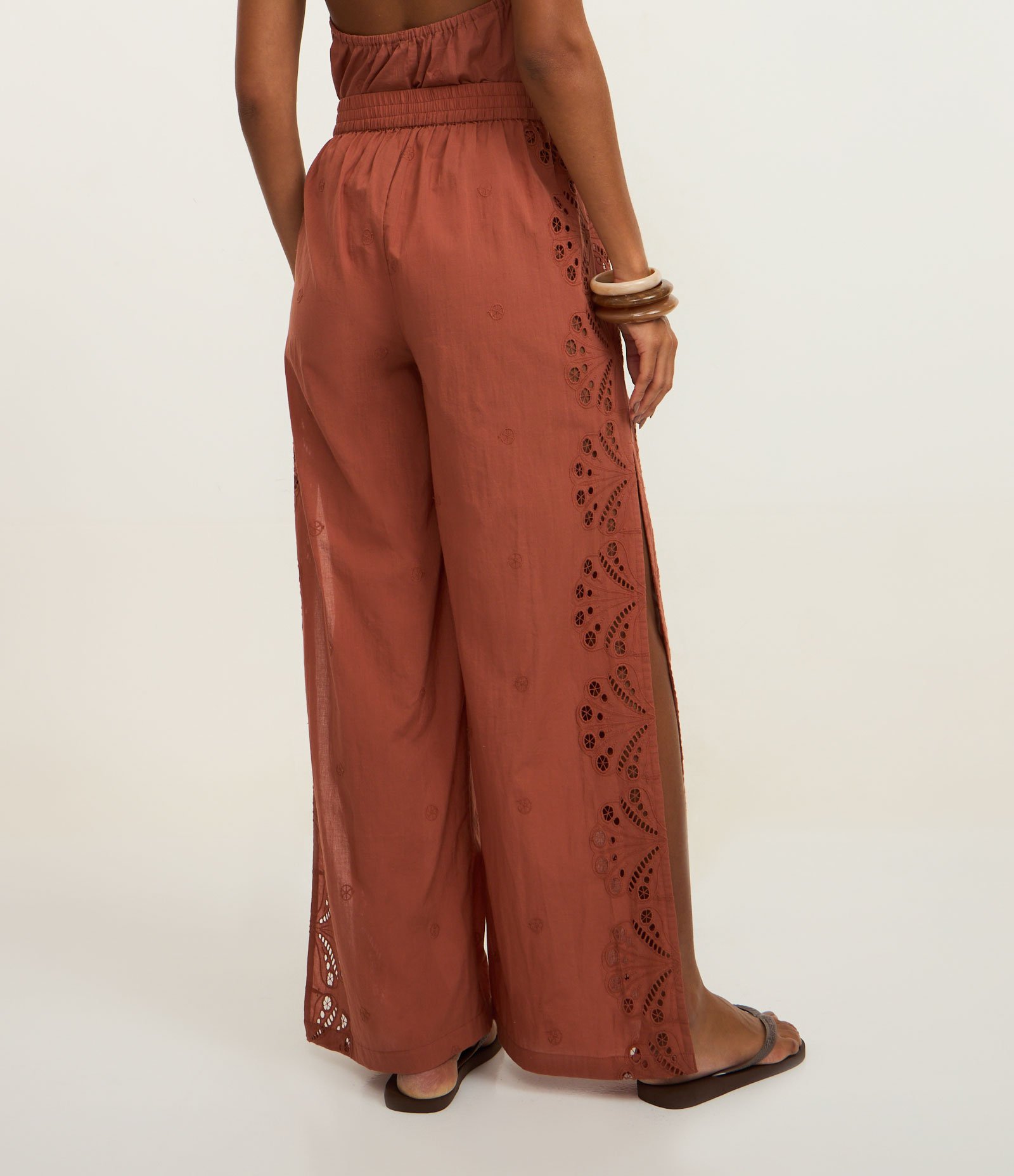 Saída de Praia Calça em Laise com Fenda Lateral Marrom 4