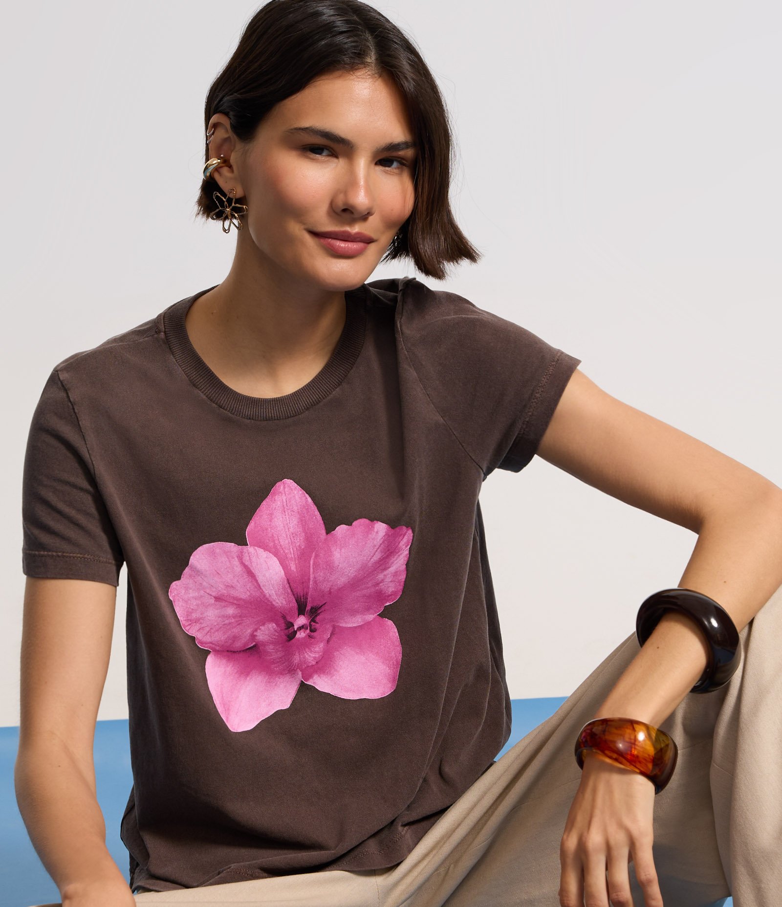 Camiseta em Algodão com Estampa de Flor Marrom 4