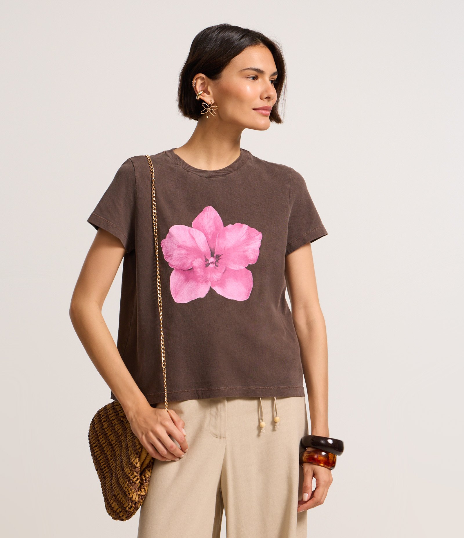 Camiseta em Algodão com Estampa de Flor Marrom 1