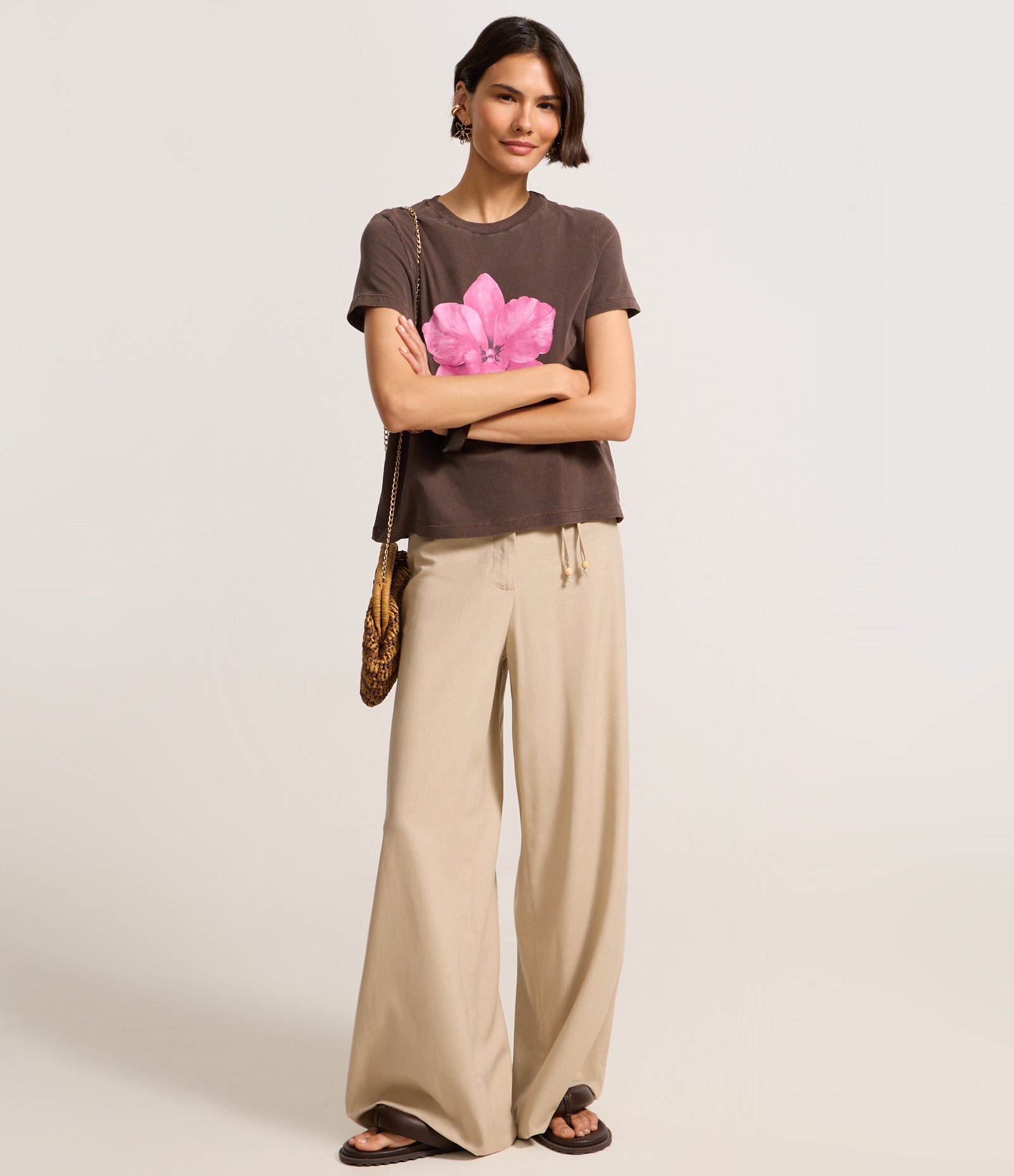 Camiseta em Algodão com Estampa de Flor Marrom 2