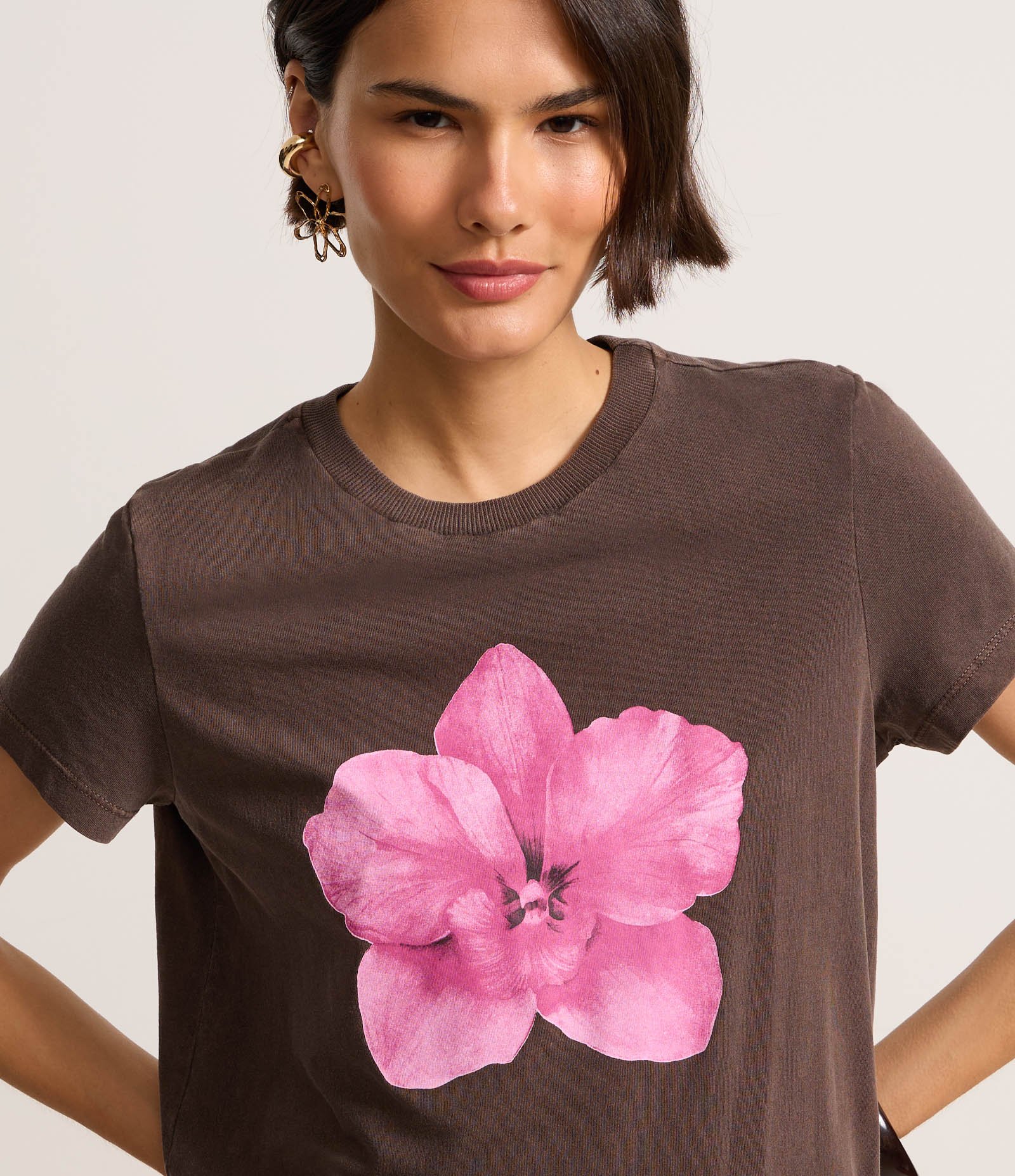 Camiseta em Algodão com Estampa de Flor Marrom 3