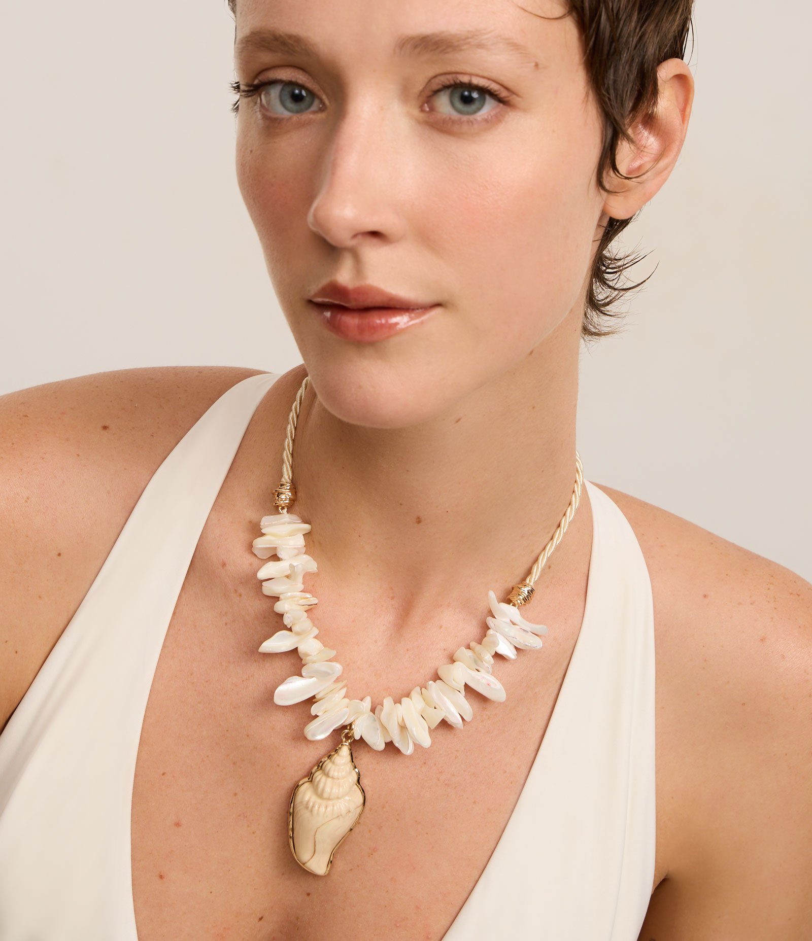 Maxi Colar com Cascalhos Búzios e Pingente de Concha Perolado 1