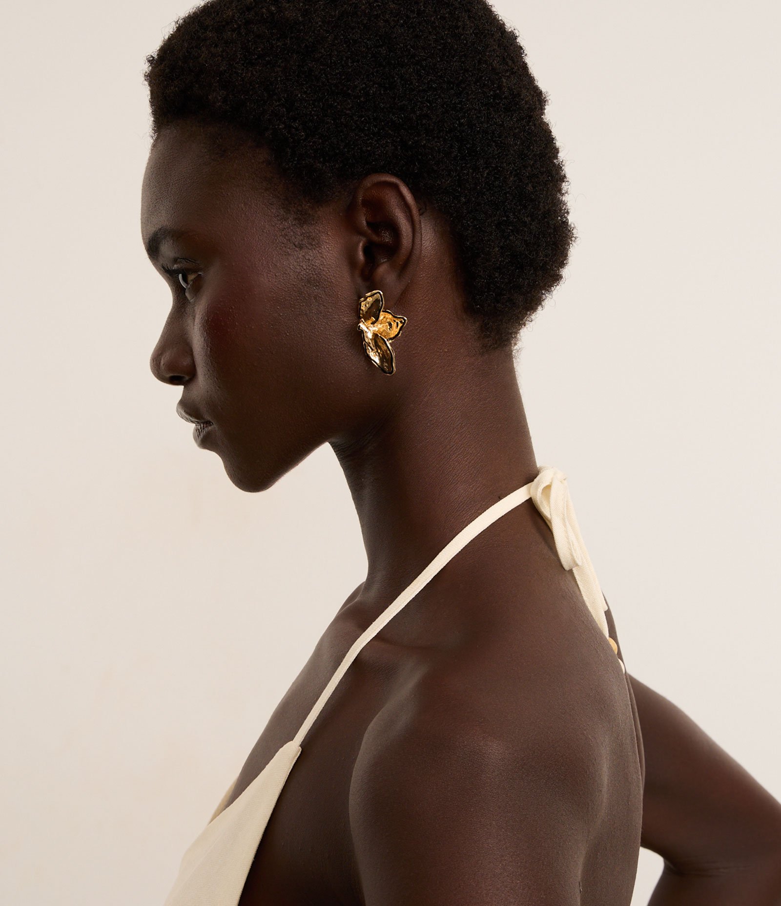 Brinco em Metal Formato Meia Flor com Esmaltado Preto 1