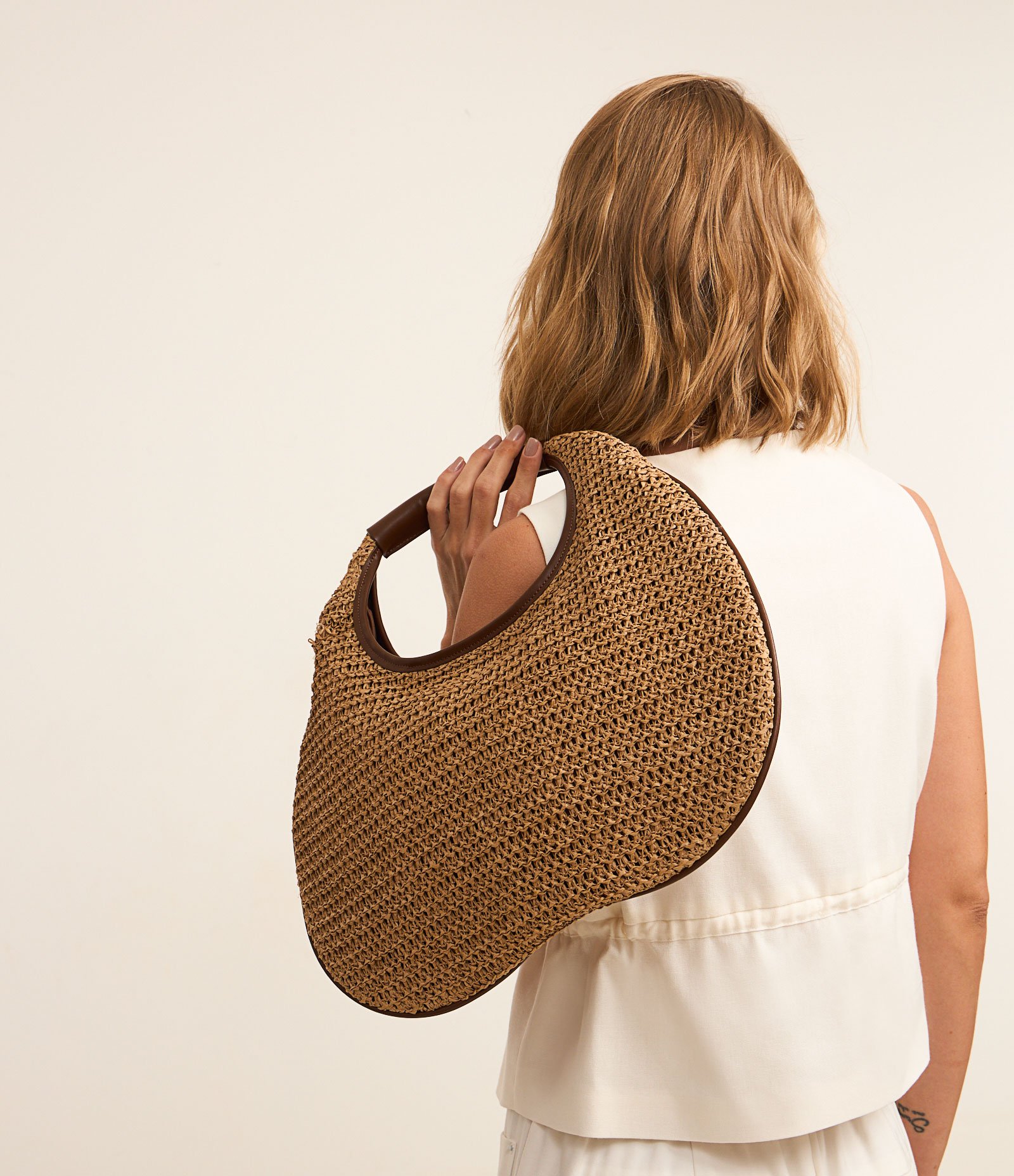 Bolsa Hobo com Efeito Ráfia e Detalhes Boho Romântico Bege 7