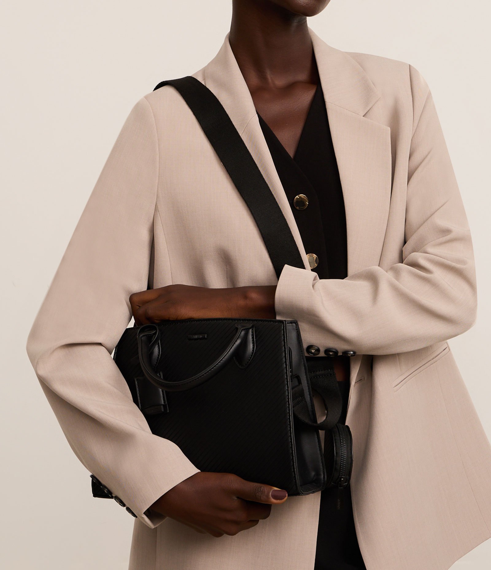 Bolsa Satchel em PU com Alça Longa Removível e Porta Moedas Preto 13