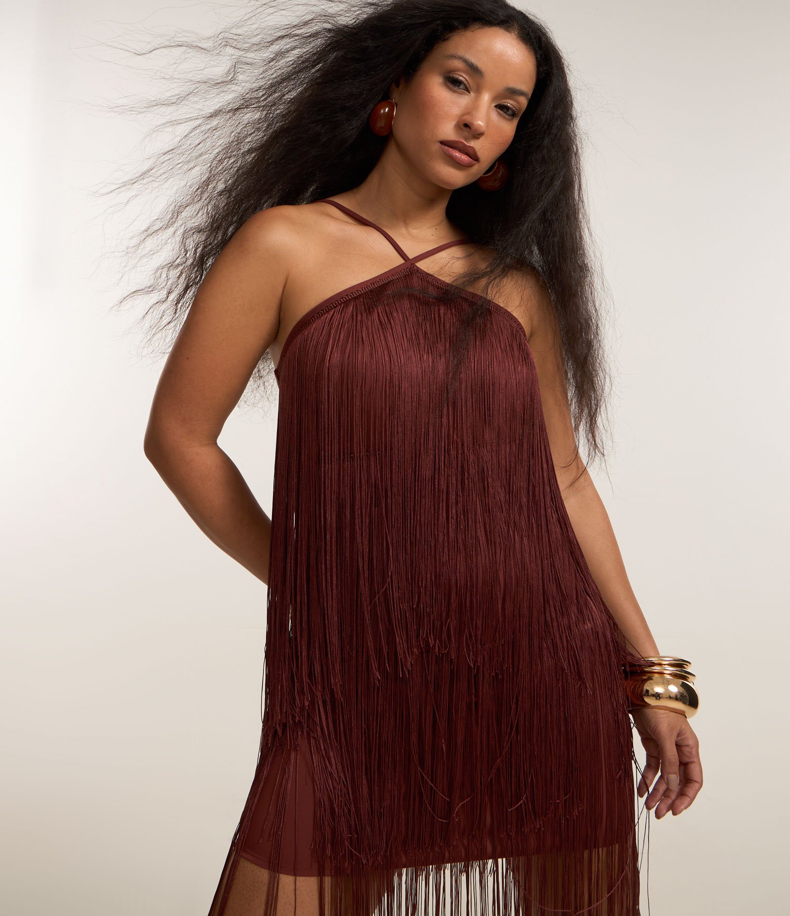 Vestido Curto de Franjas com Decote Halter Marrom 2