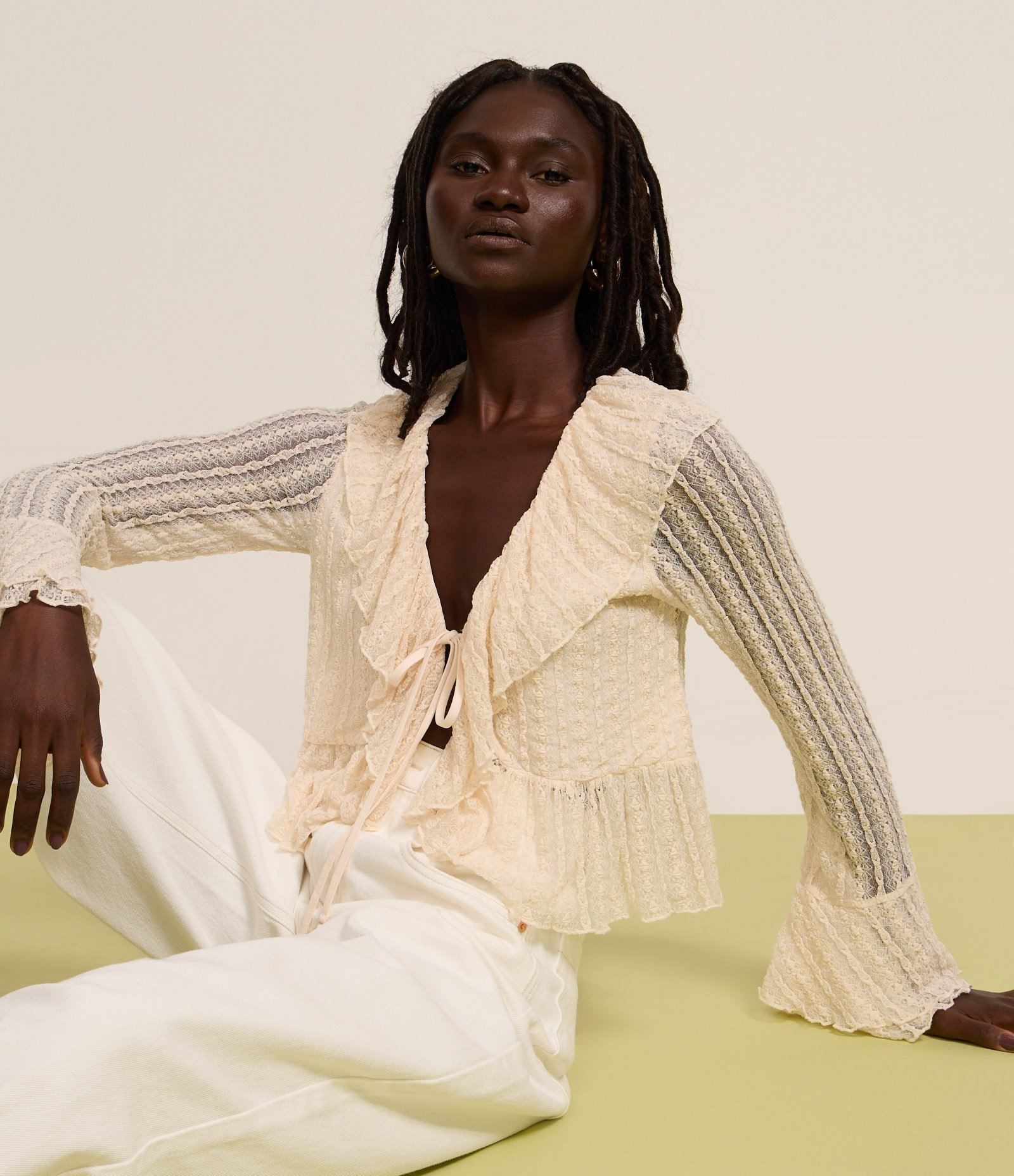 Blusa em Renda com Textura Amarração e Babados Bege 5