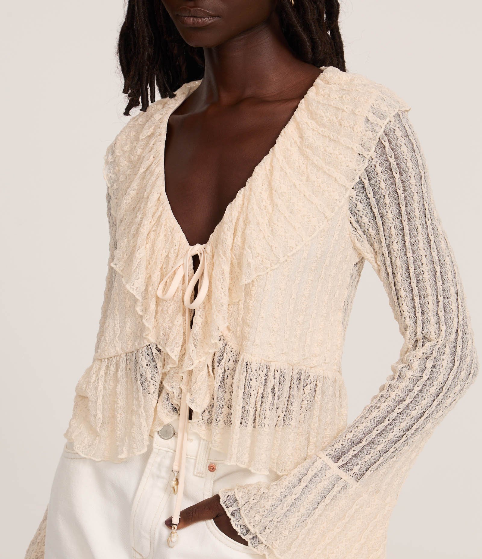 Blusa em Renda com Textura Amarração e Babados Bege 3