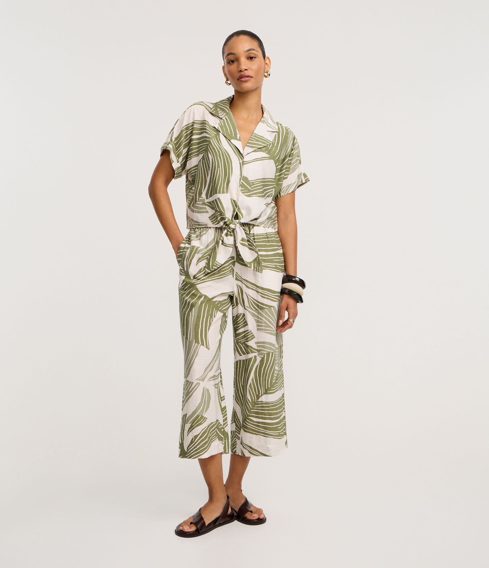 Calça Pantacourt em Viscose com Estampa Folhagem Verde/Off White 1