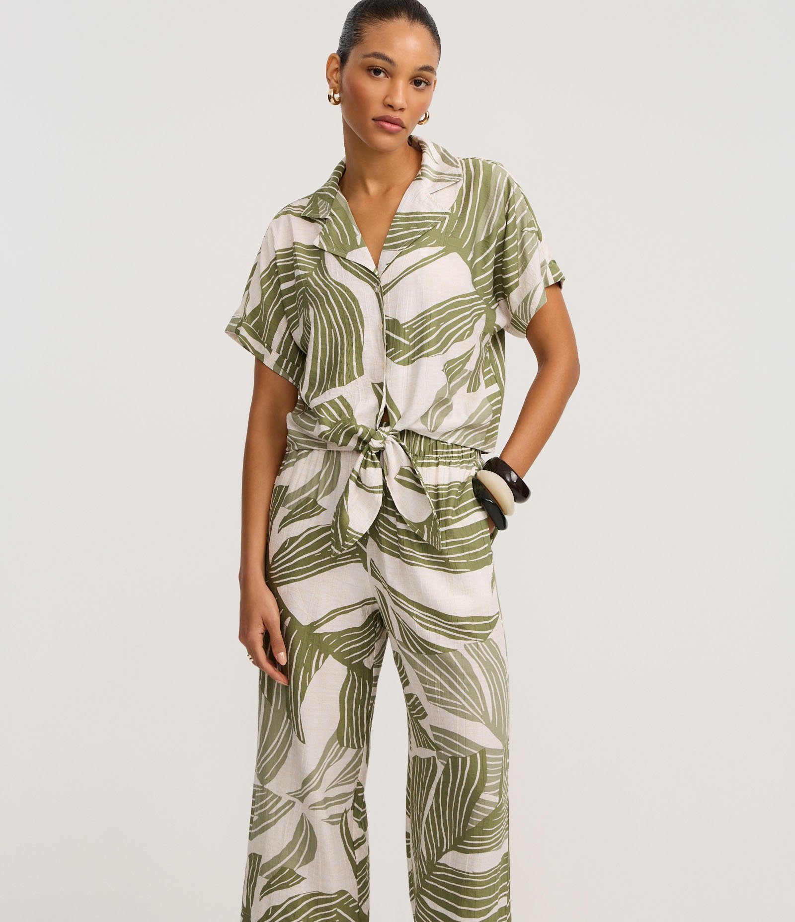 Calça Pantacourt em Viscose com Estampa Folhagem Verde/Off White 2